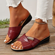 Ayollar uchun to'liq rangli yozgi slaydlar, metall bezaklar va yumshoq taglik bilan