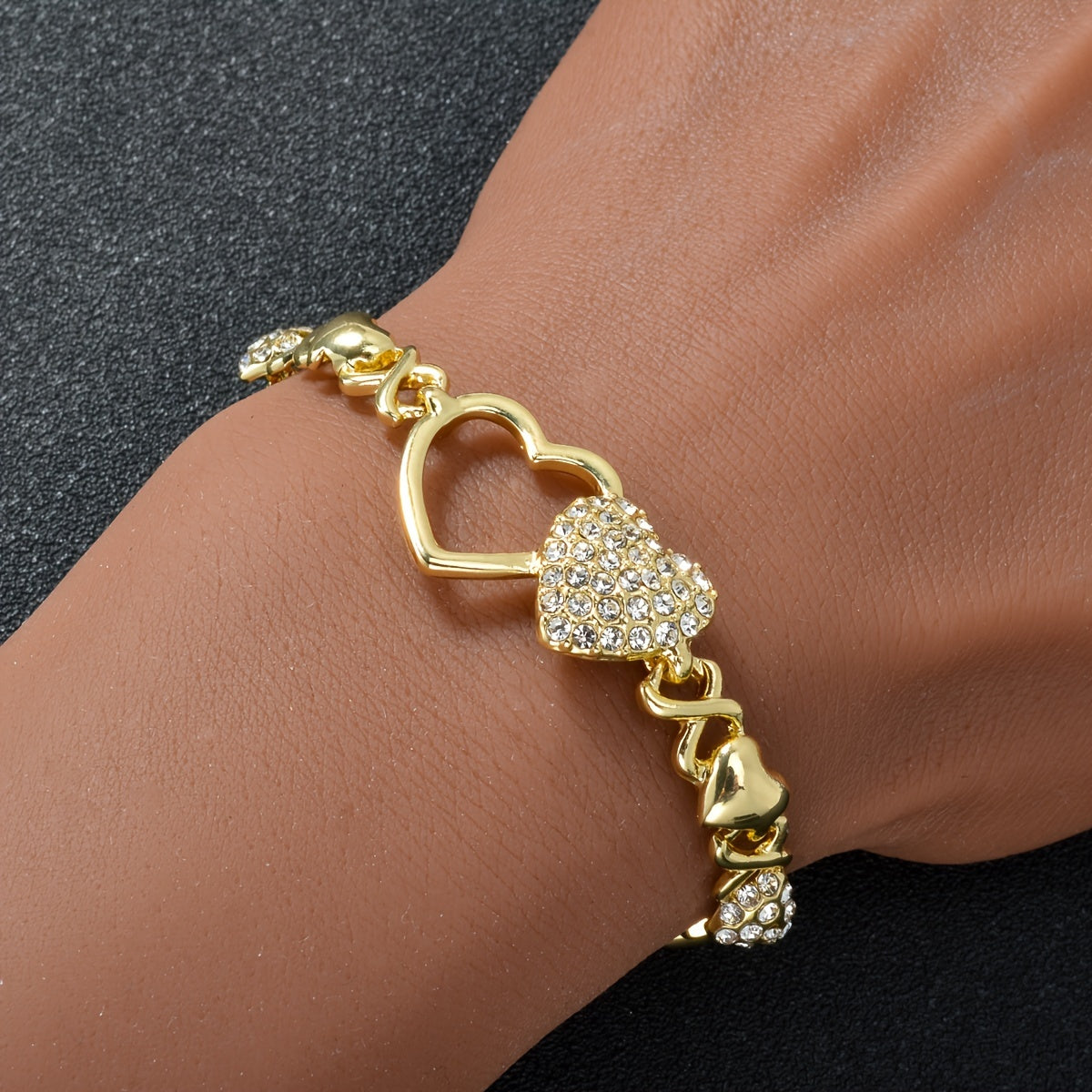 Zarif zargarlik to'plami, ichida porloq zirkoniya marjon, bilaguzuk, sirg'a va uzuk bor, kundalik kiyish yoki bayram ziyofatlari uchun mukammal. Ushbu yoqimli va nafis to'plam hayotingizdagi har qanday ayol uchun ajoyib sovg'a bo'ladi.