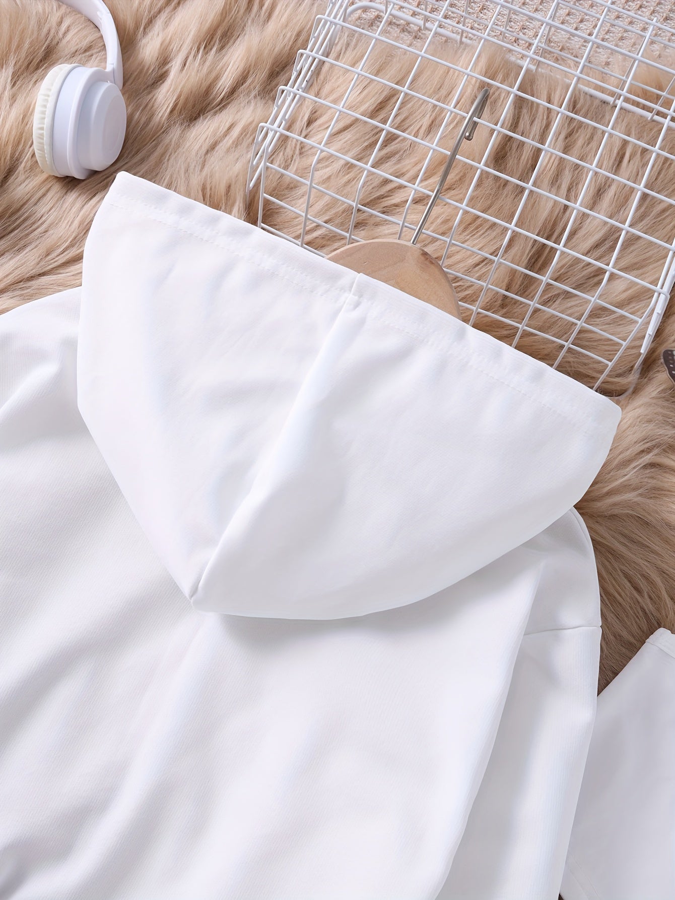 Qizlar uchun 3 qismli to'plam: Qushqiruvchi kapüşonli sviter, tasodifiy sport shimlari va suspenders.