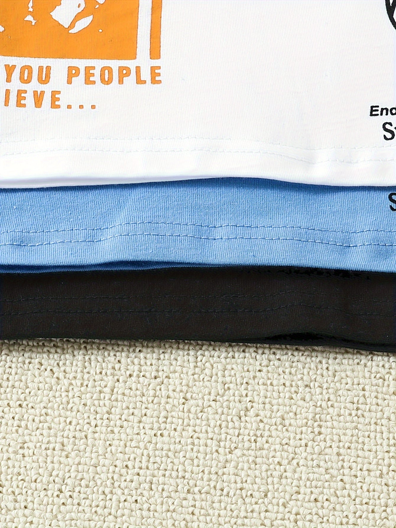 Uch bola uchun paxta futbolkalari, yoqimli multfilm bosmalari va tushirilgan yelka yenglari bilan, yoz uchun mukammal.