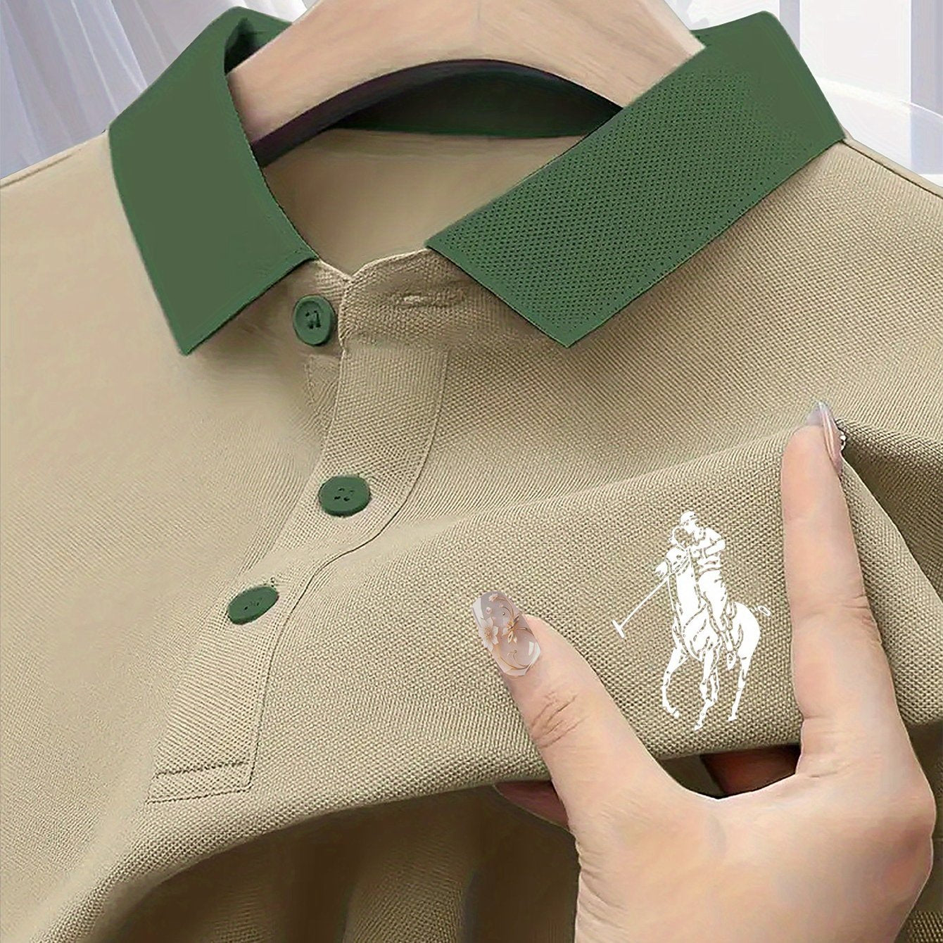 Yoz uchun rang-barang geometrik bosma bilan nafas oladigan polyester biznes polo kofta