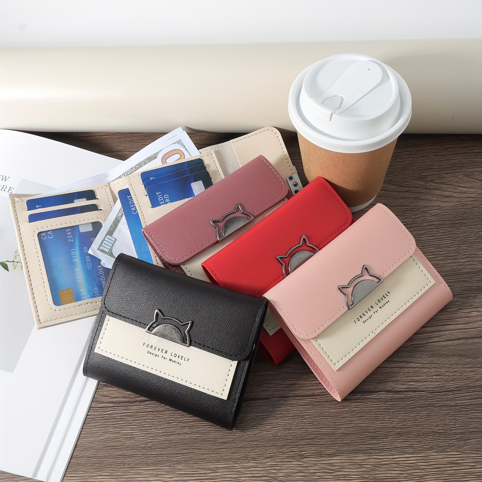 Mushuk metall bezakli, ko'p karta joylari va tangalar uchun cho'ntak bilan ixcham egiluvchan hamyon, qizil, pushti yoki qora ranglarda mavjud.