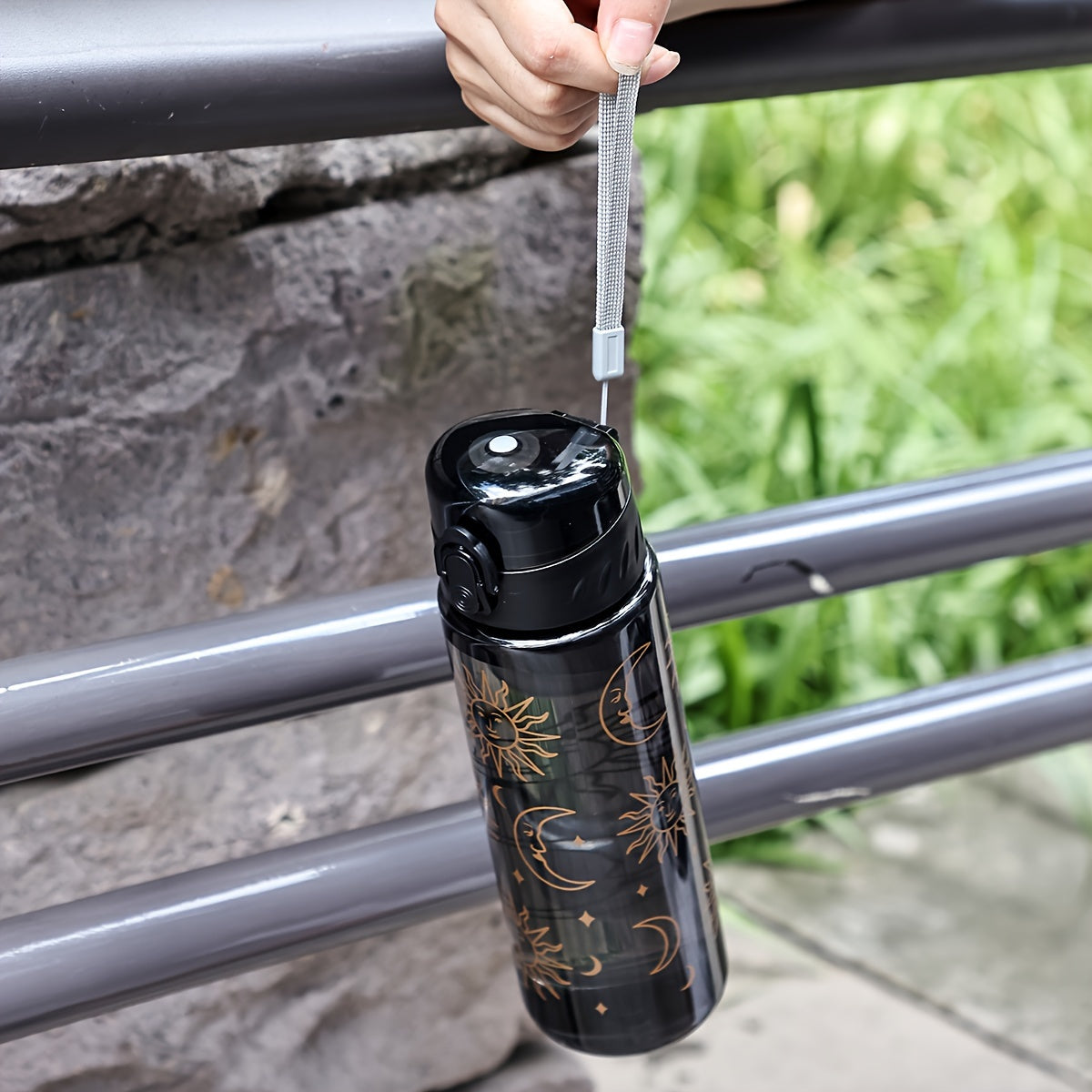 Бутылка для воды Celestial Design объемом 18,6 унций, портативная, прочная, из ПК-пластика, без ПВХ, с черной крышкой и белым ремешком