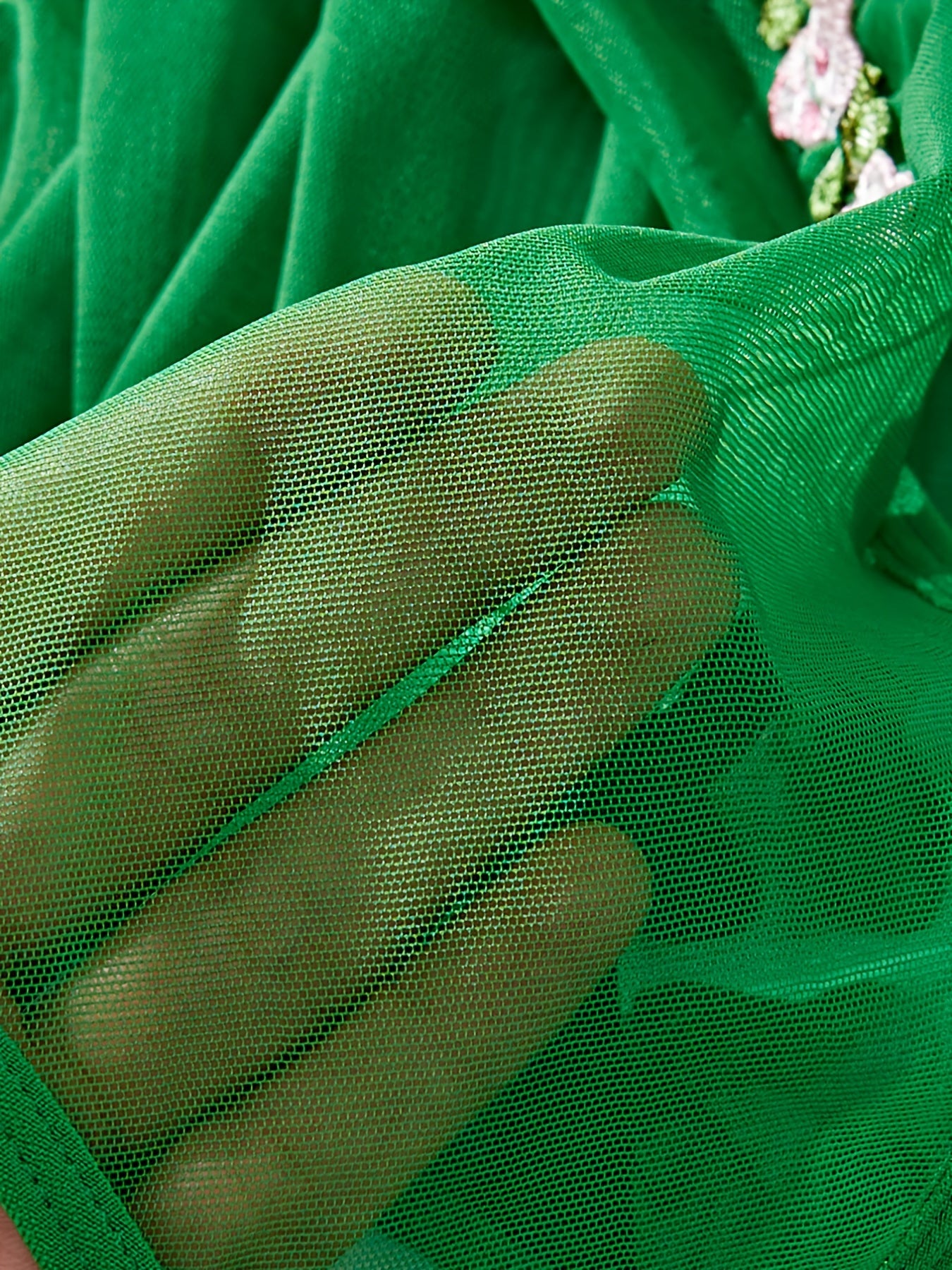 Ayollar uchun yashil saten uyqu to'plami, ro'be va mos keladigan ichki kiyimni o'z ichiga oladi, elastik to'qima, kattalar uslubi, bir xil rang, polyester, kattalar o'lchami.