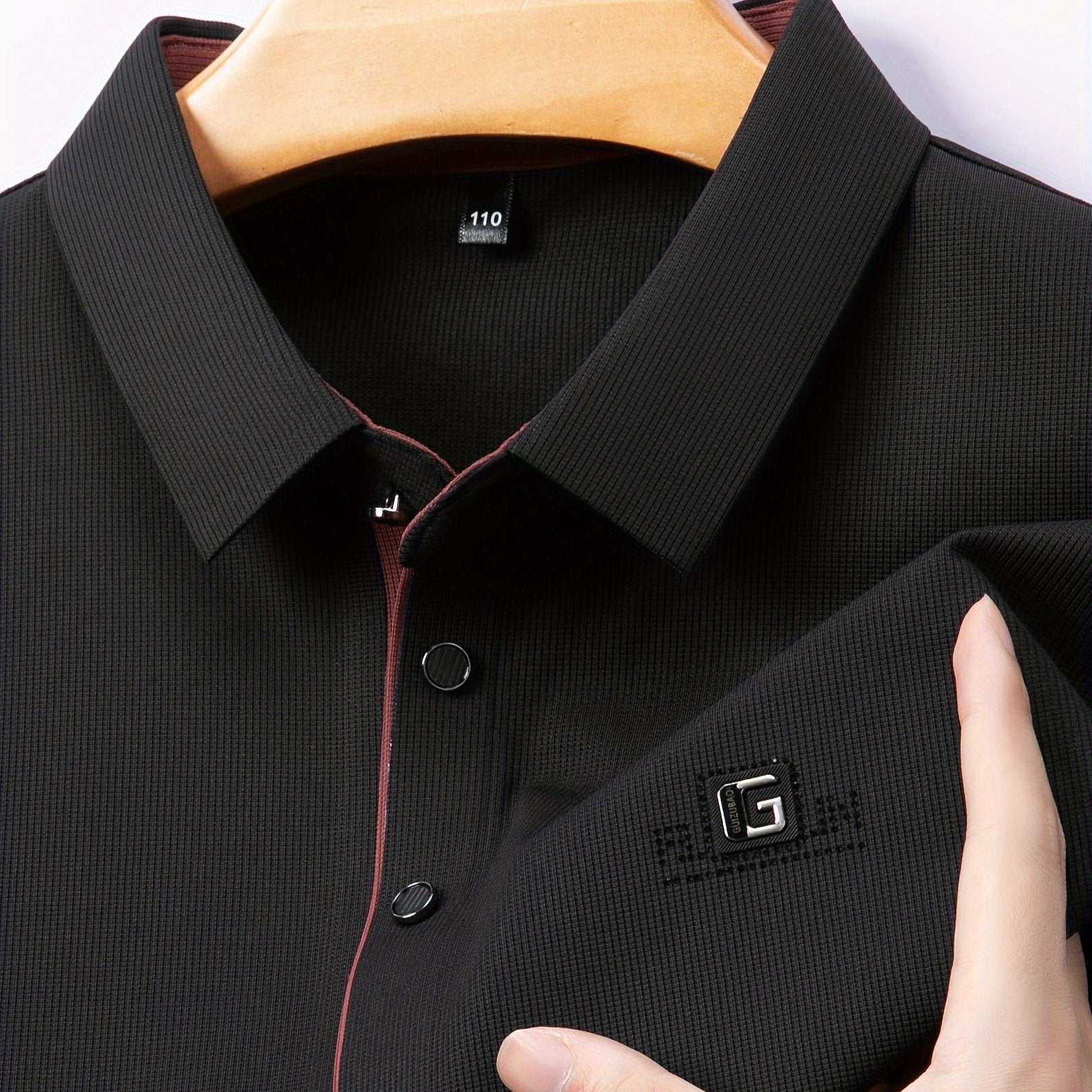 Camisa de manga larga de color sólido para hombre con botones, cuello de solapa y detalles con logotipo