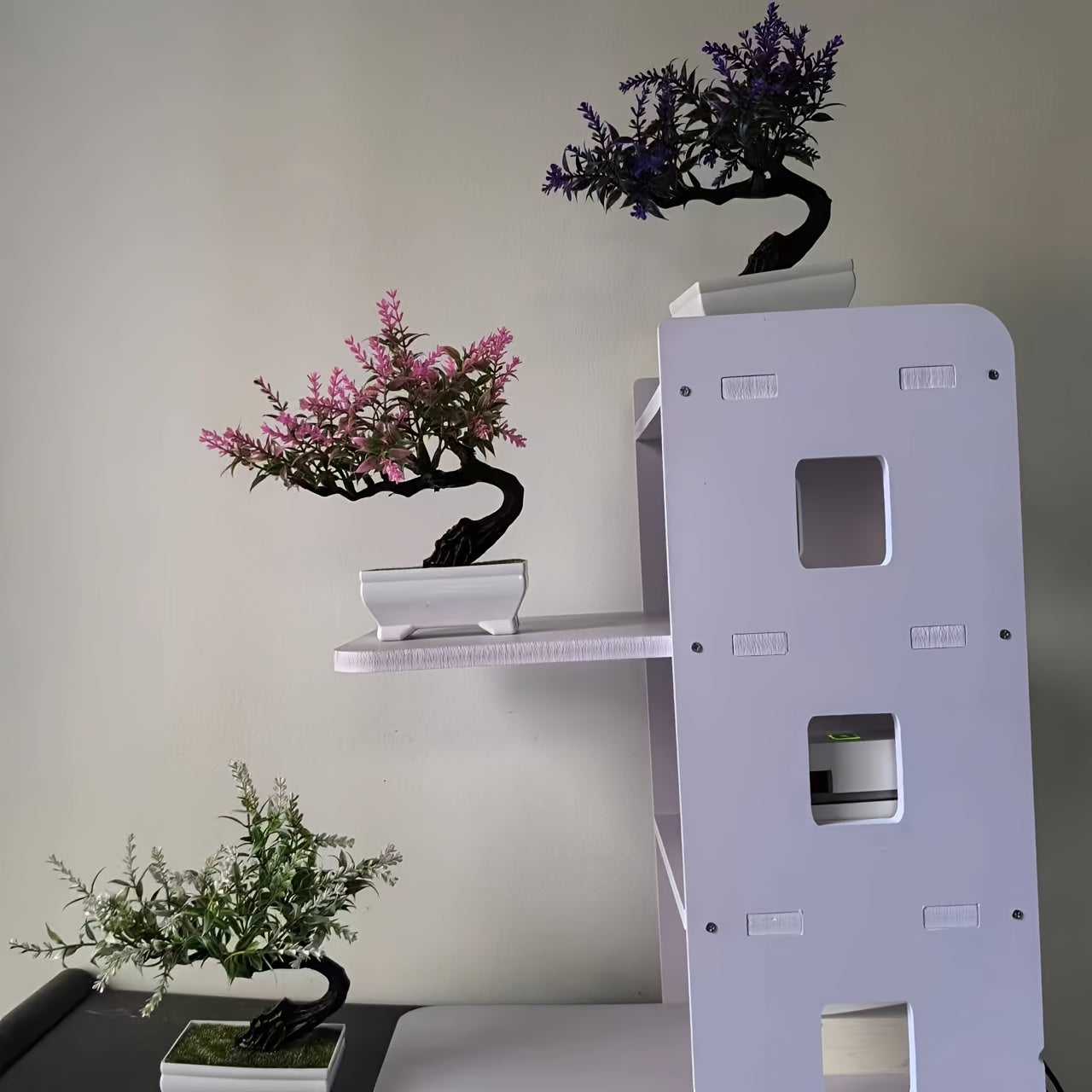 Uy dekoratsiyasi va tadbirlar uchun oq potda sun'iy bonsai daraxti