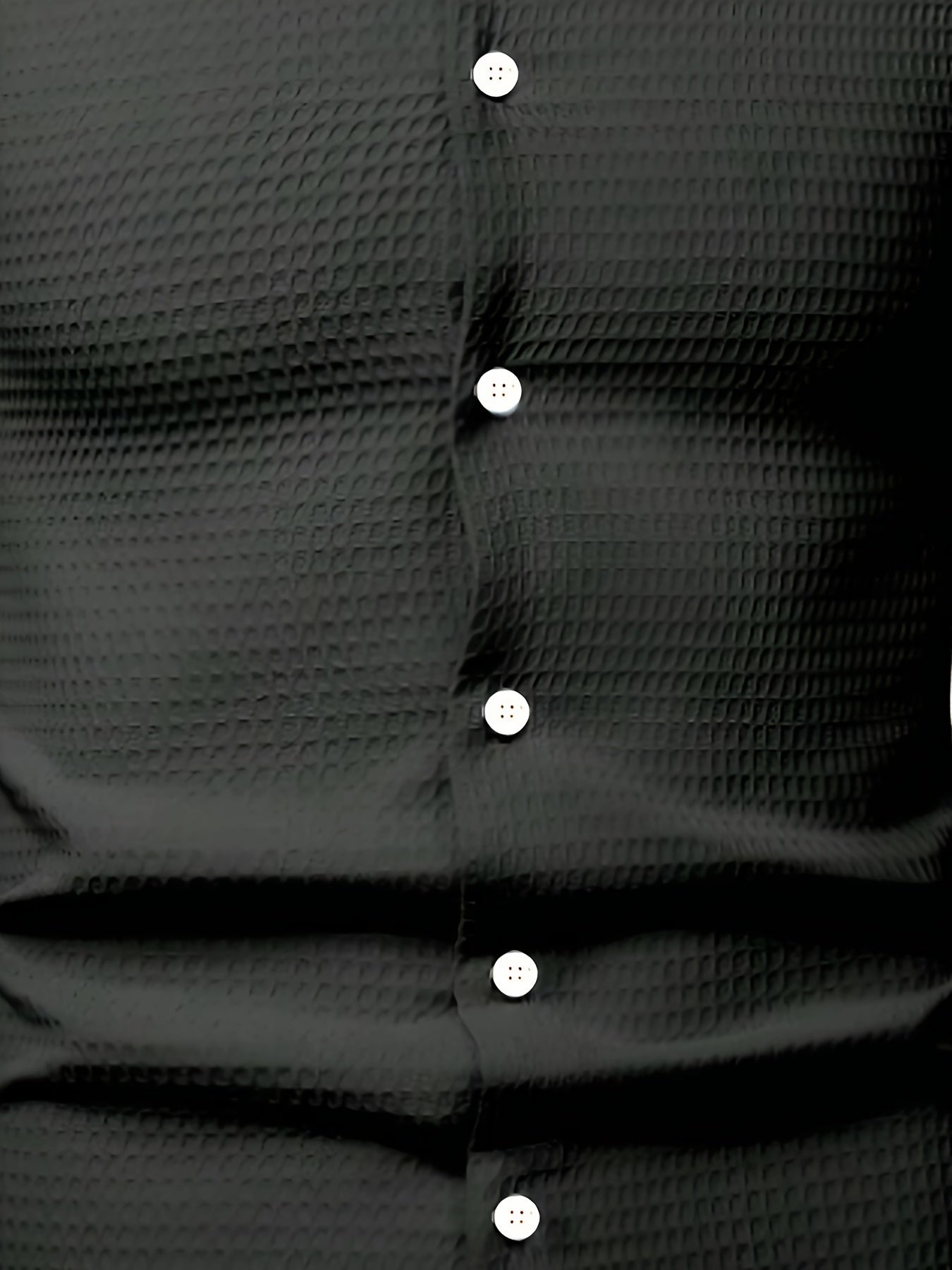 Erkaklar uchun uzun yengli, bir rangda, vafli to'qima dizayni bilan, 100% polyester, oddiy kesim, yengil yaka, tugma yopilishi, biroz cho'ziluvchan, 180gsm og'irlikda, kuz mavsumi uchun ideal va mavjud.