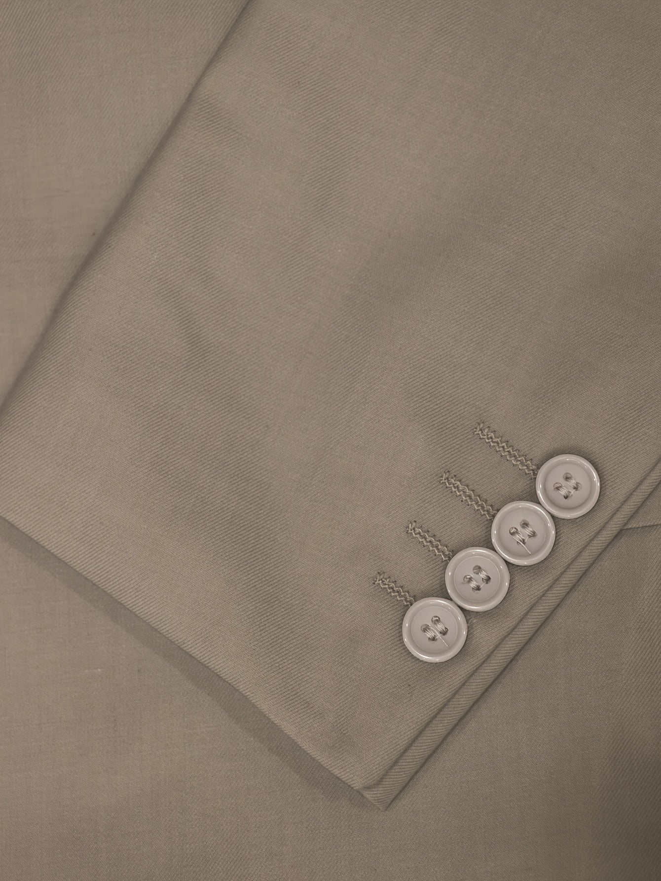 Bir xil rangdagi erkaklar kostyumi, muhrlangan cho'ntaklar, oddiy kesimli shimlar, biznes va to'ylar uchun mukammal.