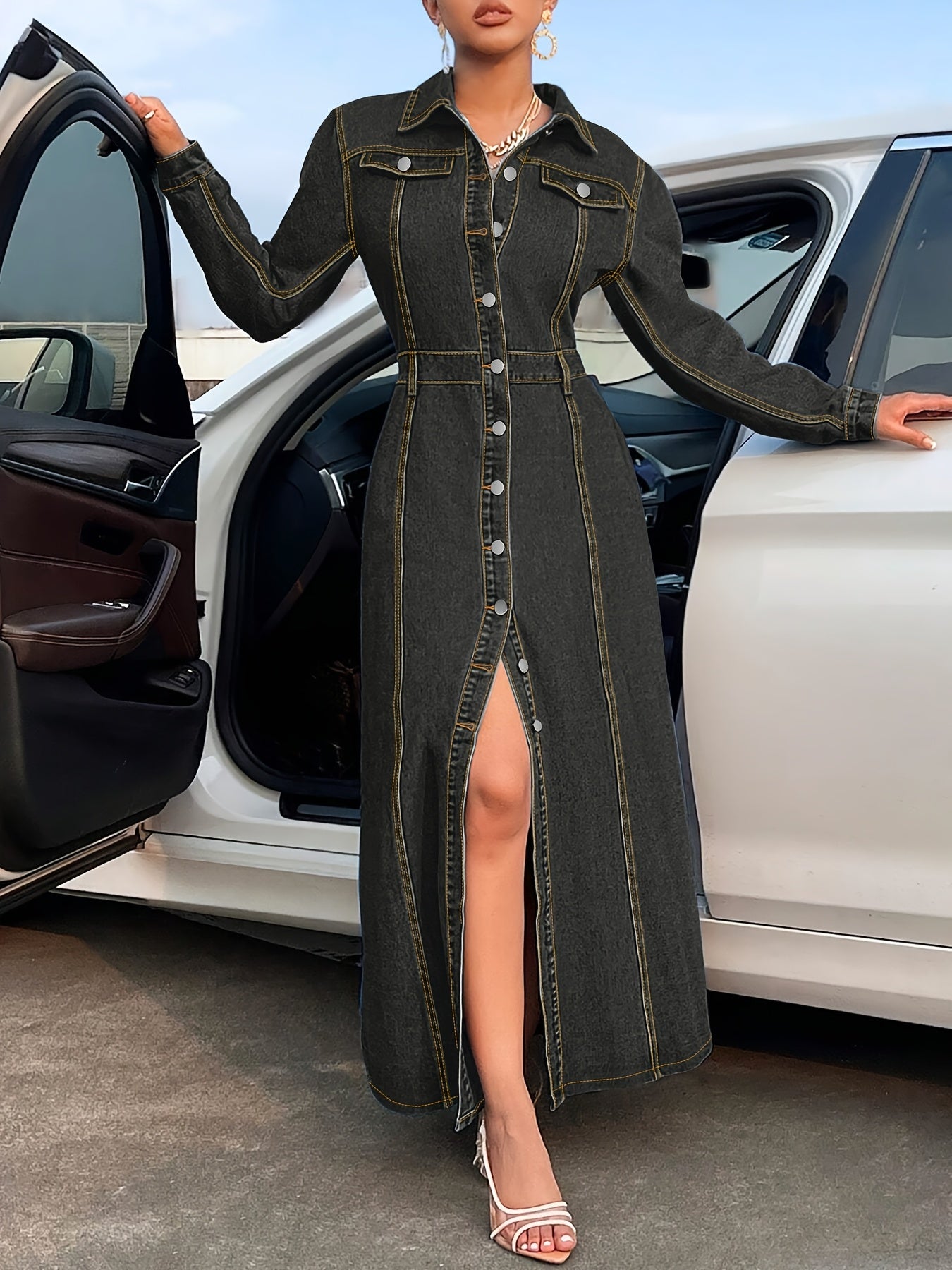 Bir tugmachali yopiq qopqoq bilan zamonaviy uzun qo'lli denim midi ko'ylak, cho'ziluvchan rayon va polyester aralashmasi, mashinada yuvish mumkin – kuz/qish uchun ideal.