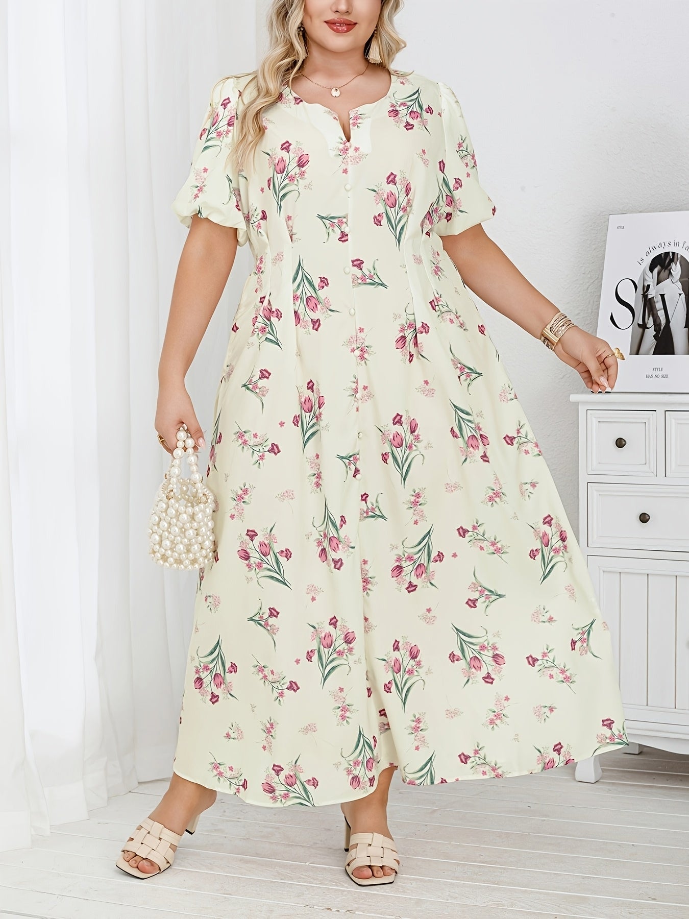 Ayollar uchun gul bosma keng o'lchamdagi kiyingan libos, nafis O'rta Sharq uslubida