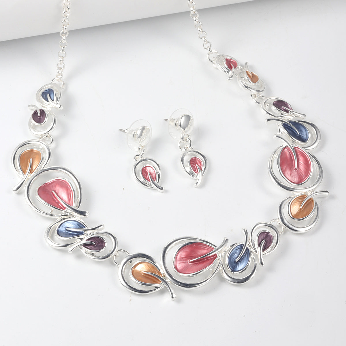 Conjunto de collar de mujer y pendientes de caída con patrón de hojas del árbol de la vida