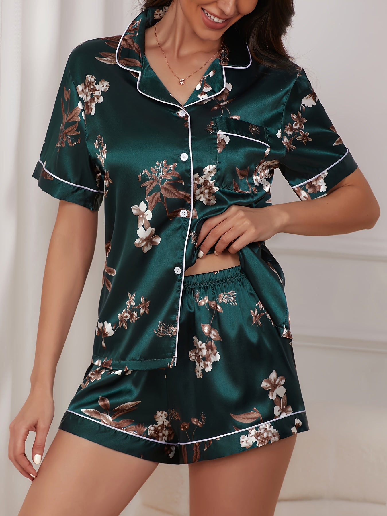 Пижамный комплект из сатина с принтом бабочек, короткими рукавами и шортами для комфорта и отдыха.