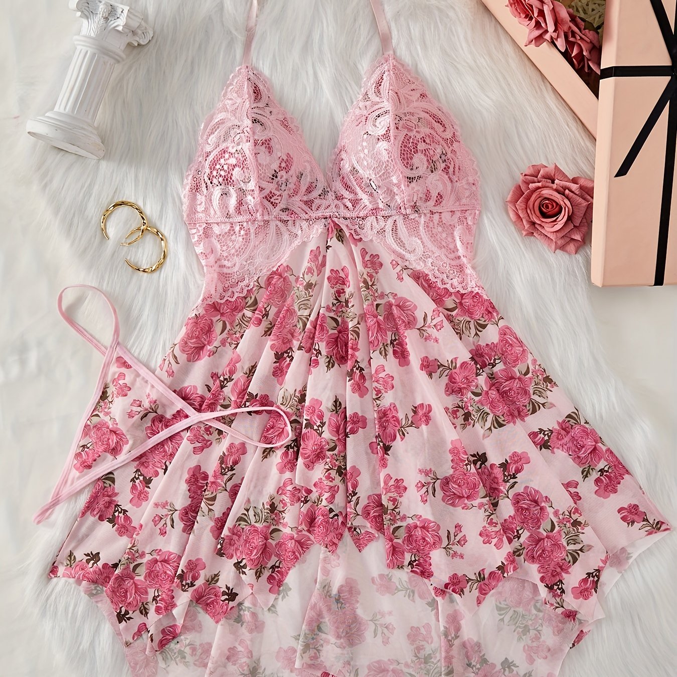 Ayollar uchun jozibali ichki kiyim, chuqur V shaklidagi dantel birikmasi dizayni, bosma naqsh, halter bo'yin va orqa qismi ochiq uslubda.