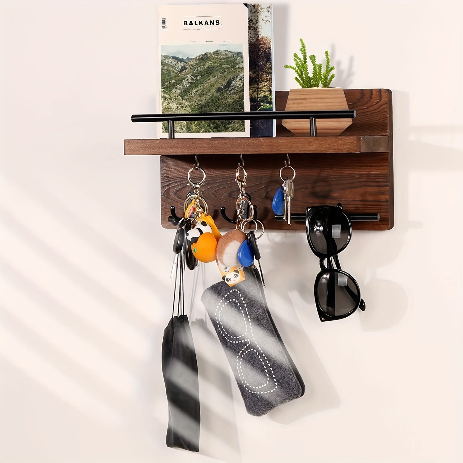 Perchero de madera de color marrón claro para pared con estante y ganchos de metal