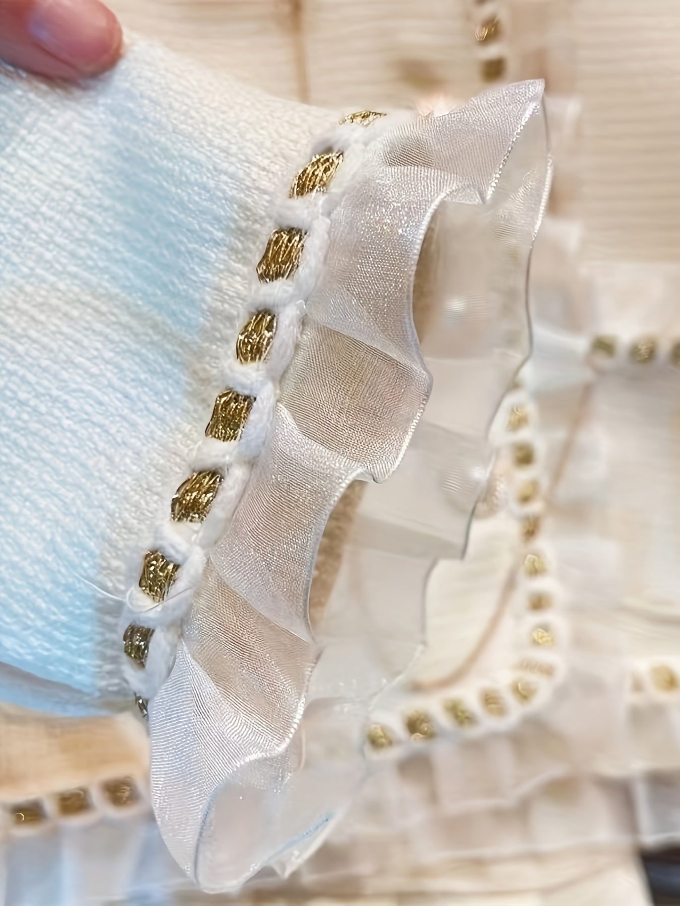 Qizlar uchun nafis sud uslubidagi kiyim to'plami, dantel tafsilotlari bilan uzun qo'lqopli krujka ko'ylak va pliseli yubkadan iborat, polyester va aralashmadan tayyorlangan, bahor va kuz uchun mukammal.