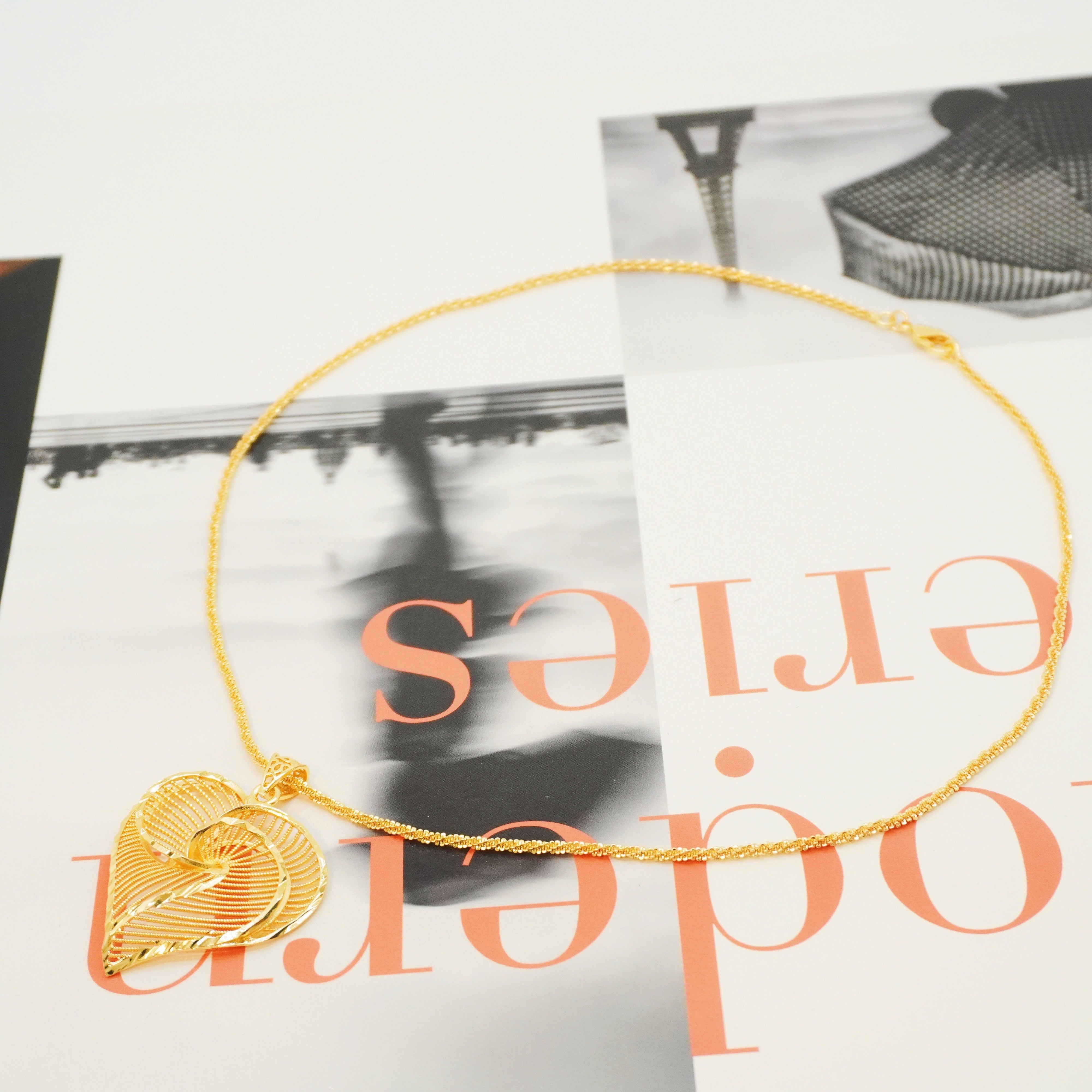 24K oltin qoplamali, muzlatilgan tugma bilan zamonaviy yurak pandantli marjon - Har kuni kiyish va sovg'a berish uchun ideal