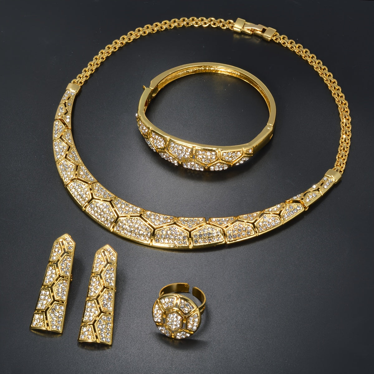 ZEADEAR mis zargarlik to'plami hashamatli va nafis bo'lib, go'zal mozaika naqshida porlaydigan Zirconia bilan bezatilgan. Ushbu to'plam ajoyib Geometrik Pentagon marjon, bilaguzuk, sirg'a va uzukni o'z ichiga oladi, to'ylar va banketlar uchun mukammal.