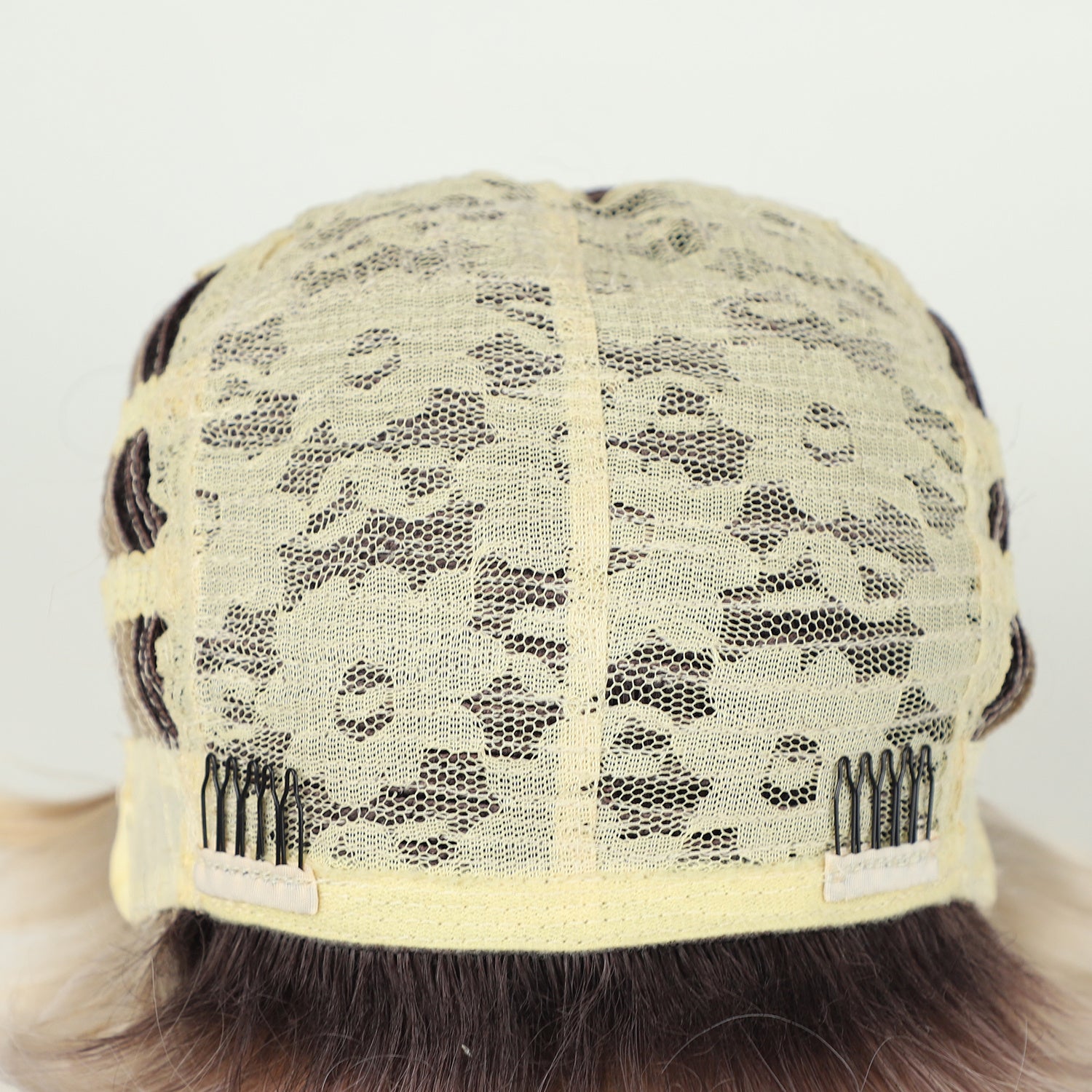 Mujer Peluca de corte pixie corto con estilo de ondas sueltas, flequillo lateral, fibra de alta temperatura