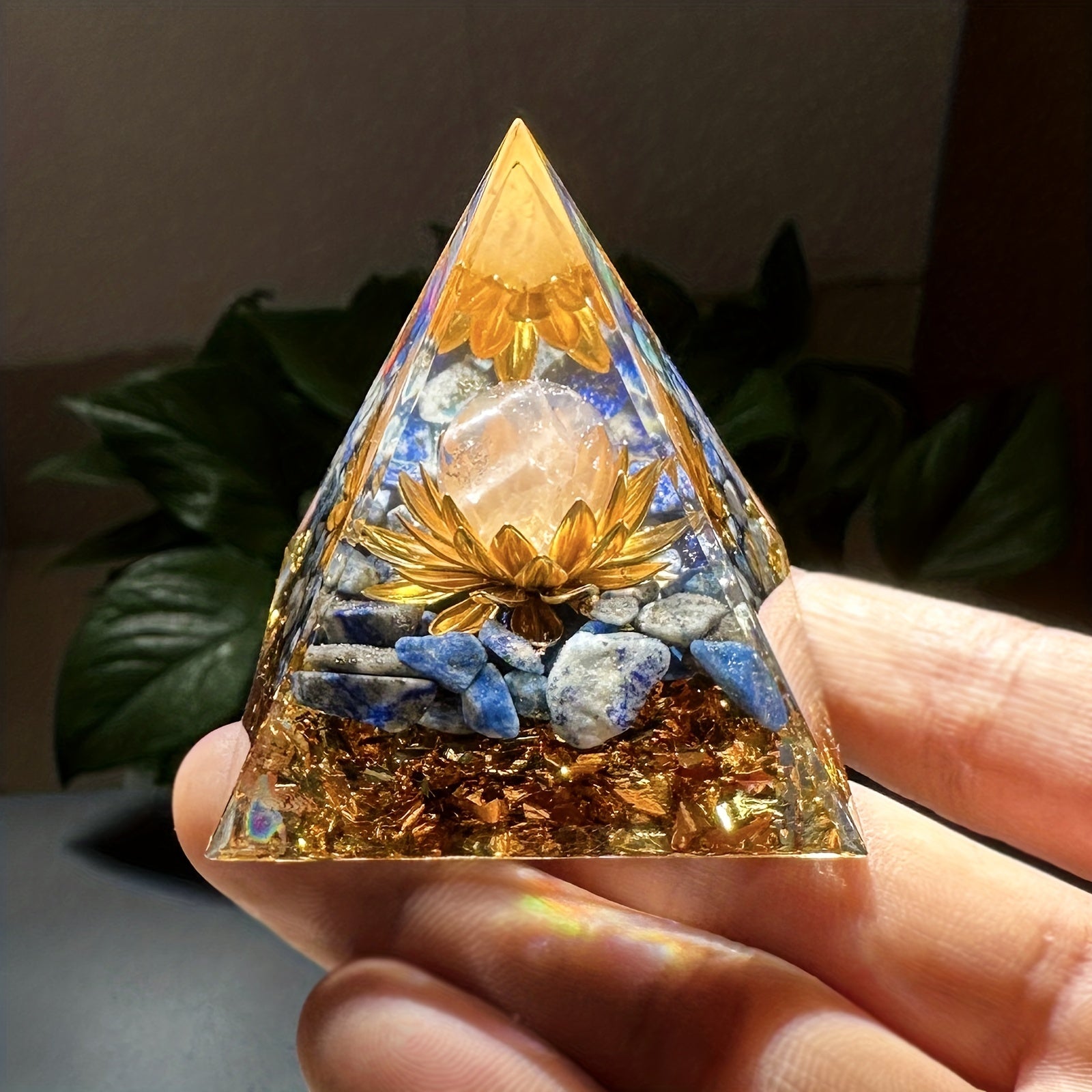 Ручная работа. Органическая пирамида из кристаллов с белым кристаллом и лазуритом для медитации и домашнего декора