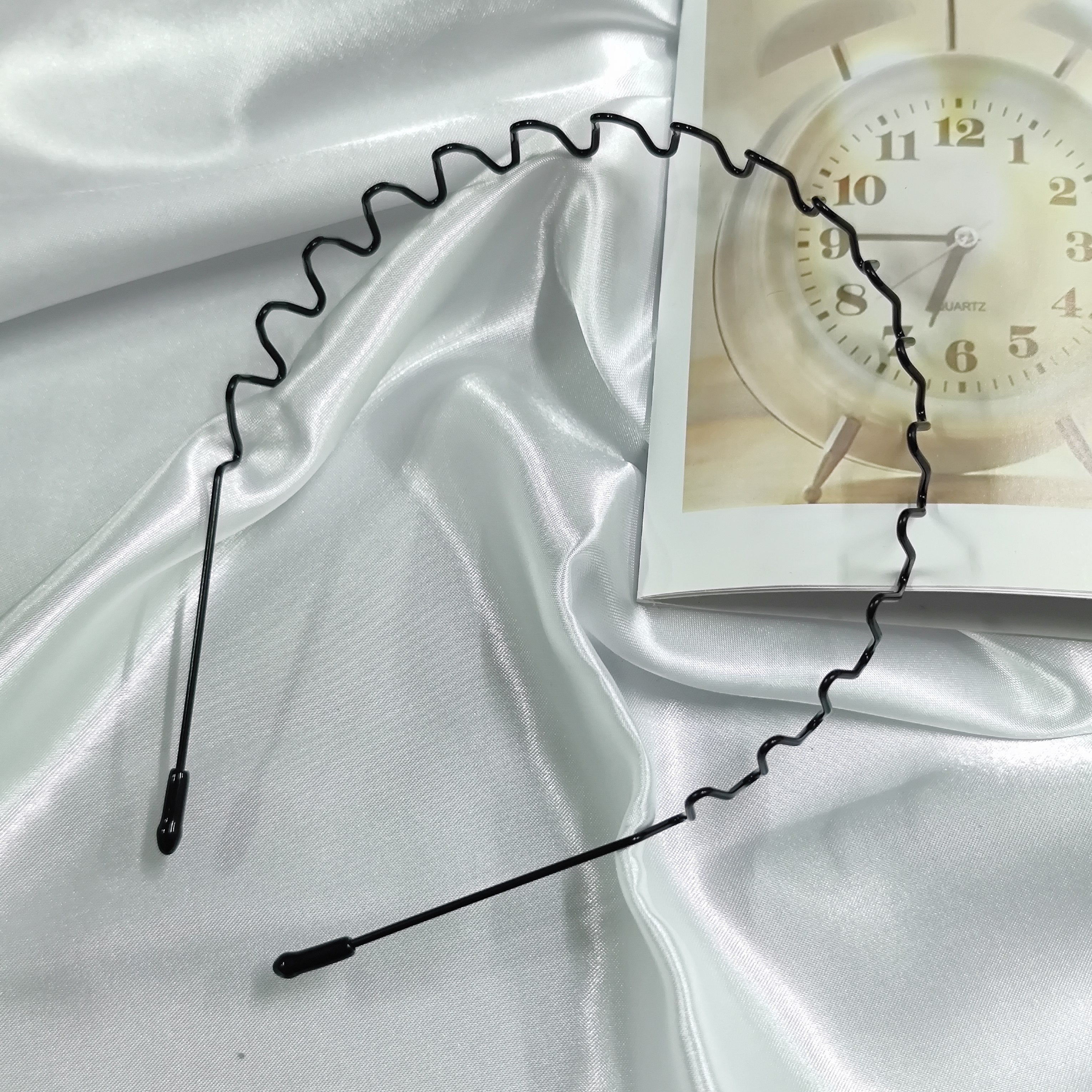 Adjustable Black Metal Hair Clips for Face Washing and Mask Wearing