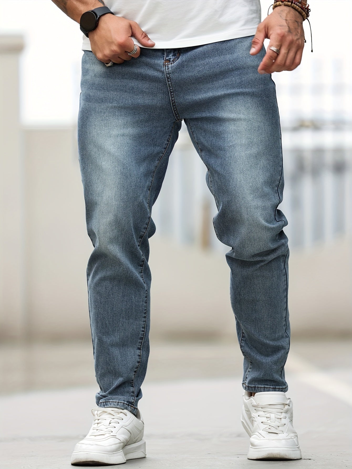 Erkaklar uchun plussiz skinny jinsilar 68% paxta, 24% polyester, 6% tencel va 2% elastan dan tayyorlangan. Oddiy rangli denim, cho'ntaklar va o'rtacha cho'zilish xususiyatlariga ega. Har mavsum uchun mos.