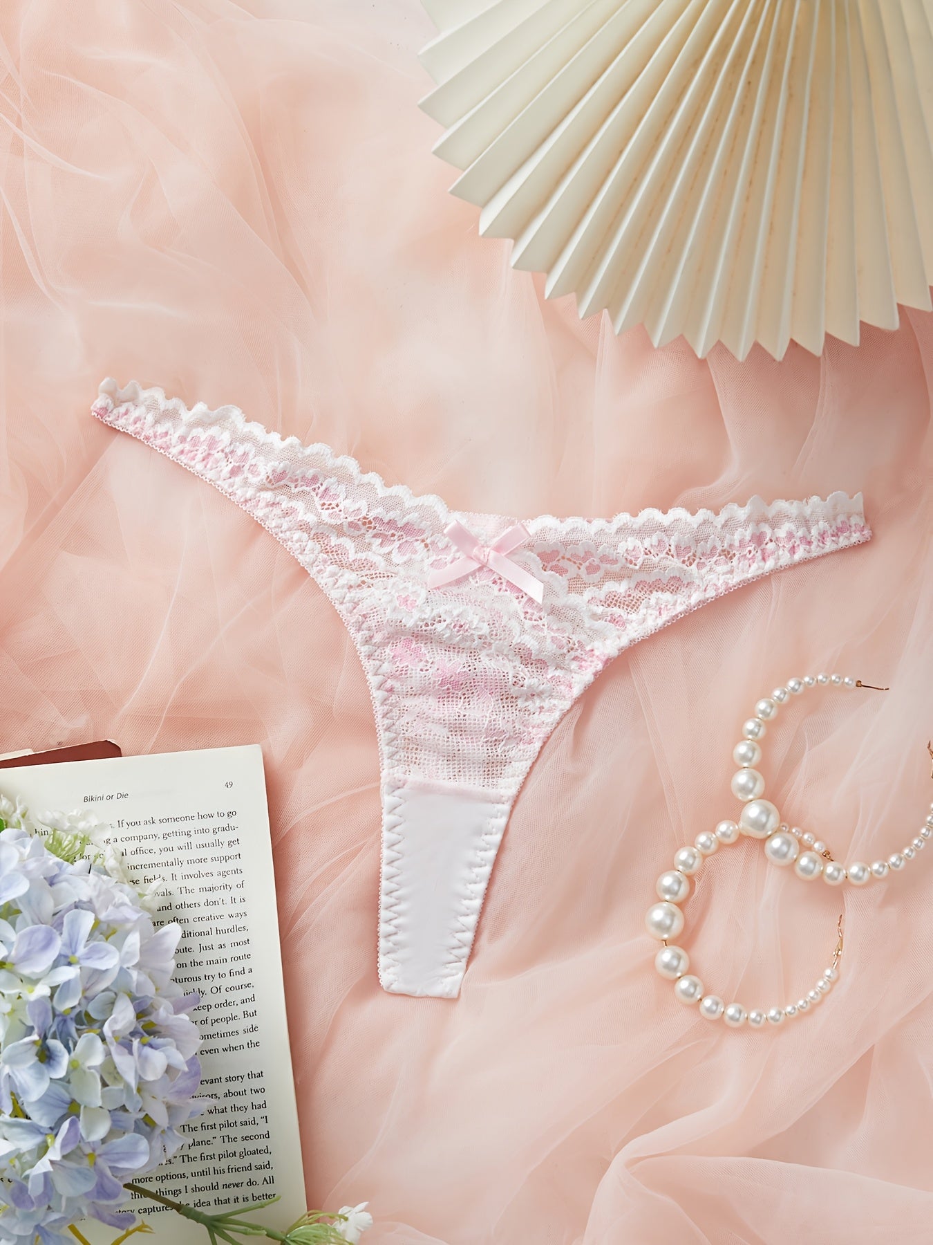 Ayollar uchun jozibali dantel bikini shortlari, past bel bilan, bog'ich tafsiloti bilan, 95% polyester va 5% elastan to'qilgan matodan tayyorlangan, tasodifiy printga ega.