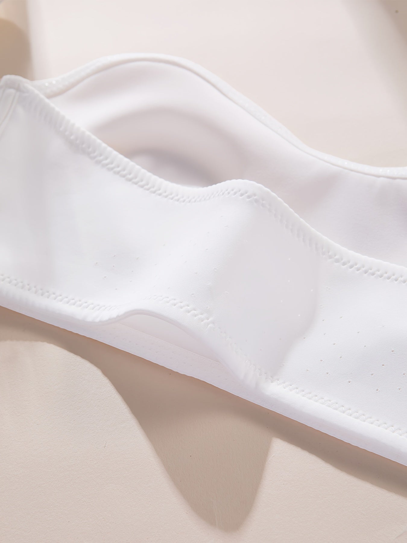 Old qismidagi yopiq tugma, sirpanmas dizayn, simsiz va ko'taruvchi xususiyatga ega bo'lgan, ayollarning ichki kiyimlari va ichki kiyimlarida jozibali qulaylik uchun mo'ljallangan, tikuvsiz bandeau.