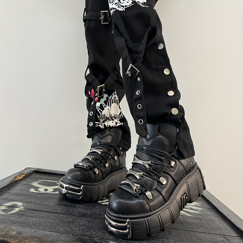 Y2K uslubidagi punk rok platforma krossovkalari, bir rangli bog'ichli ankle botinkalar bilan. Qalin taglik va sirpanmaydigan kauchuk taglikka ega qulay pastki doira botiq. Har mavsumga mos mato bilan qoplangan poyabzal.