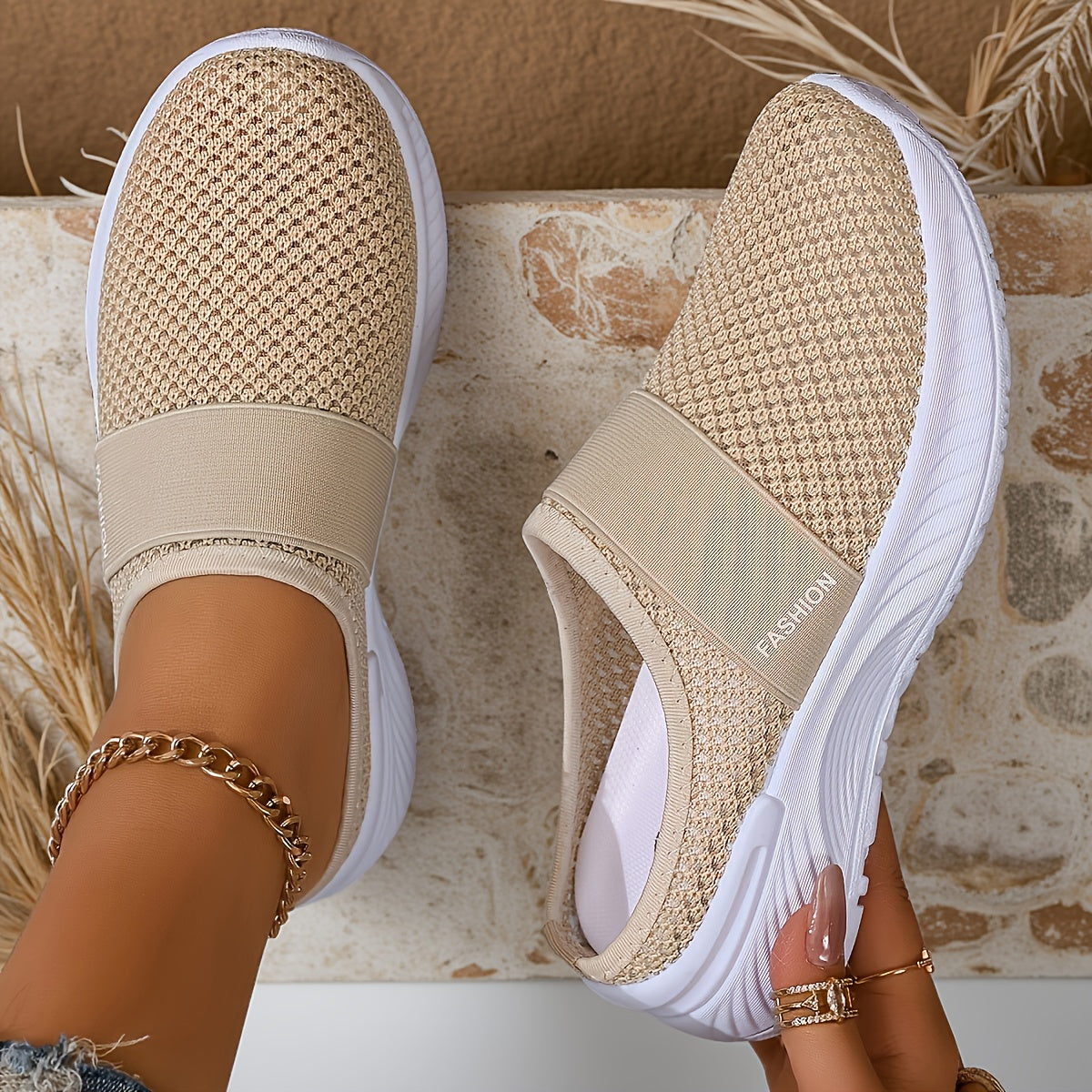 Ayollar uchun kundalik slip-on sport poyabzali, nafas oluvchi tarmoq, bej va oq, yozgi poyabzal