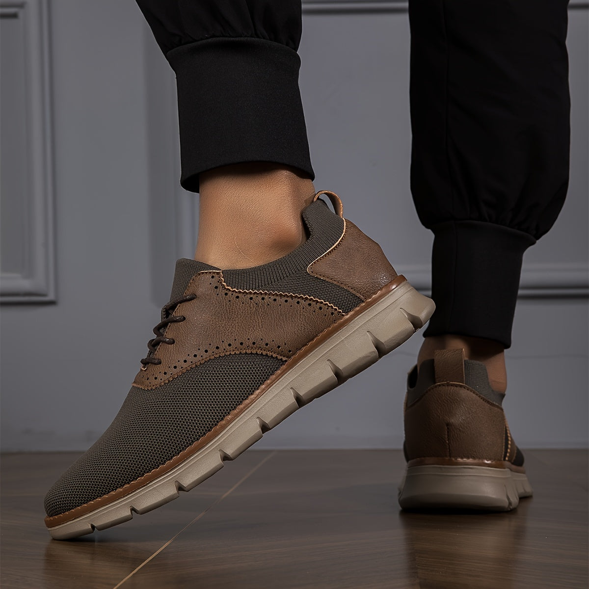 Havoni o'tkazuvchi engil ko'k to'qilgan tasodifiy poyabzal, erkaklar uchun perforatsiyalangan tafsilotlar, bog'ichli yopilish, EVA taglik va qulay, zamonaviy dizayn.