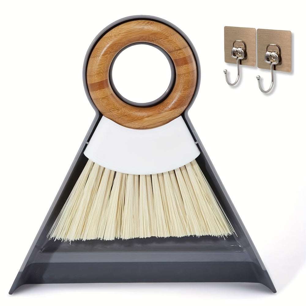 Mini Desktop Broom Duster to'plami, yog'och tutqichi va osish uchun ilgak bilan, ish stollari, klaviaturalar, derazalar va yoriqlarni tozalash, shuningdek, uy hayvonlari chiqindilarini to'plash uchun ideal.