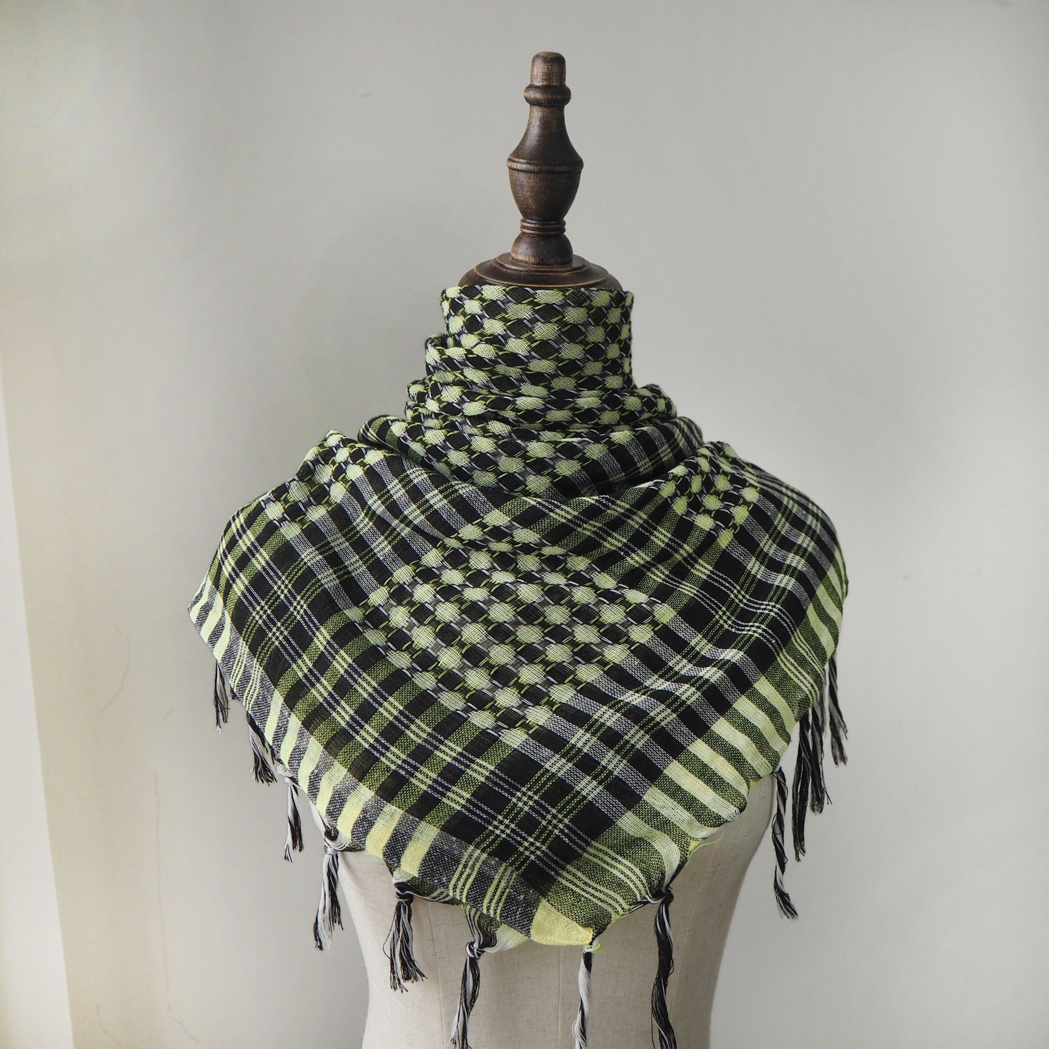 Qora va oq tekislangan polyester hijab sharf, tassellar bilan, shamolga chidamli, quyoshdan himoyalovchi shalvar, ochiq havoda faoliyat uchun