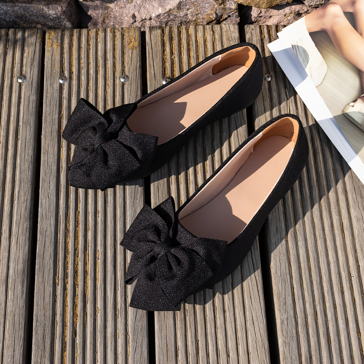 Zapatos planos de mujer con una correa y lazo para pies anchos