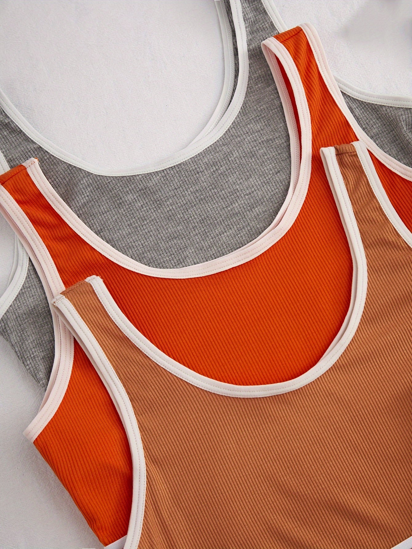 Sportiv uslubdagi xatli kontrast trimli brassu va shortlar to'plami, cho'kma bo'yinli yumshoq brassu va yuqori bel boxer shortlar ayollar uchun.