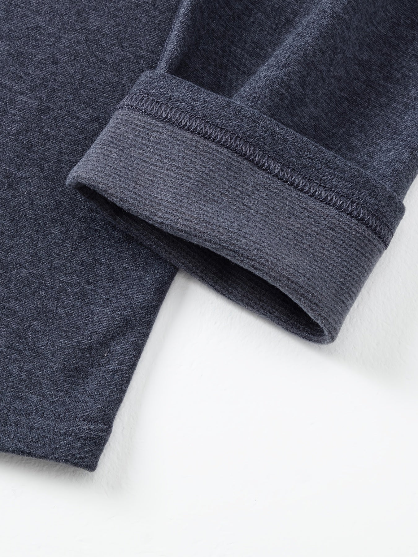 2 ta erkaklar kuz kiyimlari to'plami, qishda iliqlik uchun sviter va shimlarni o'z ichiga oladi.