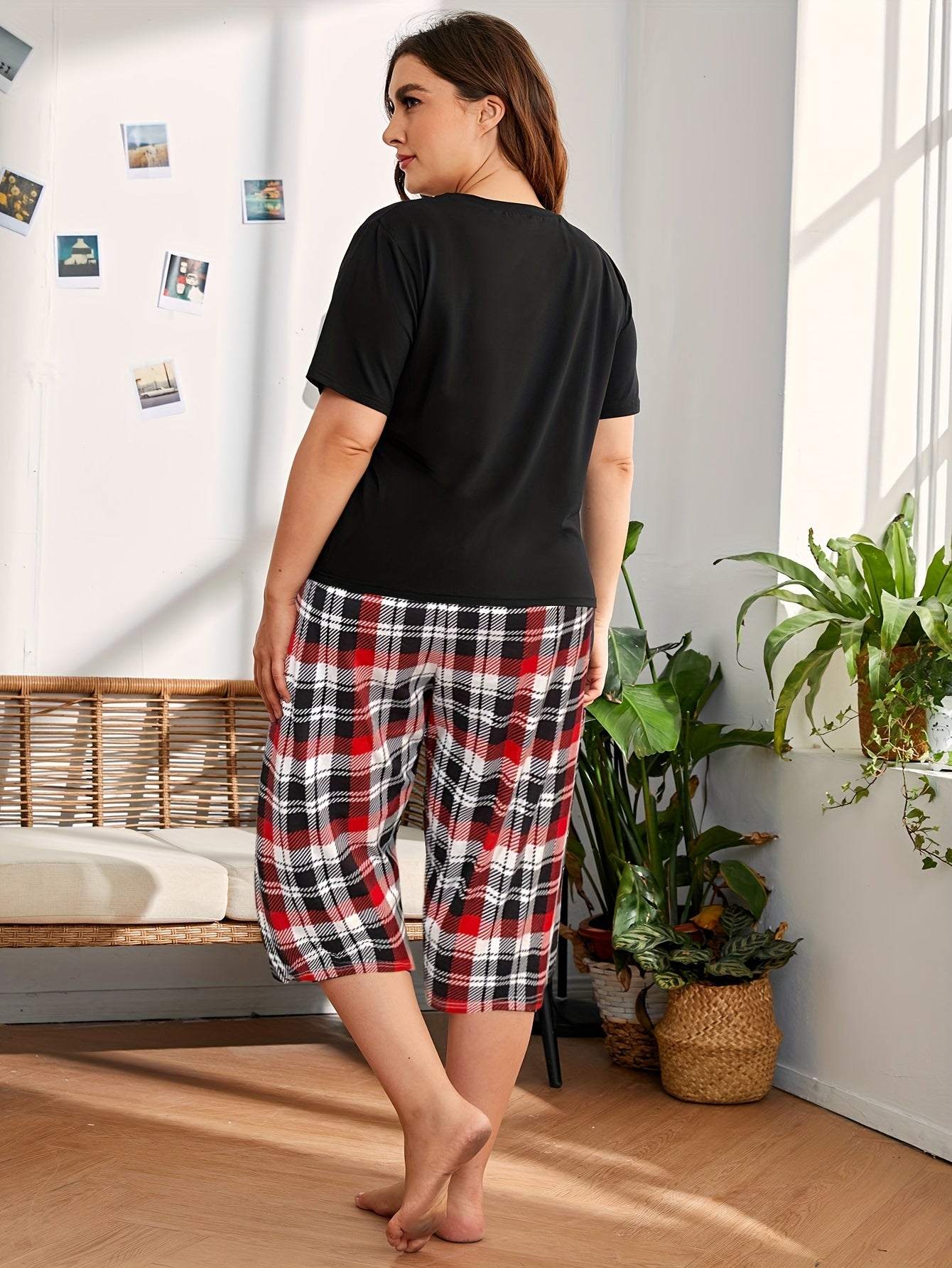 Conjunto de pijama casual para mujer con estampado de cuadros y top de manga corta con lazo y pantalones capri