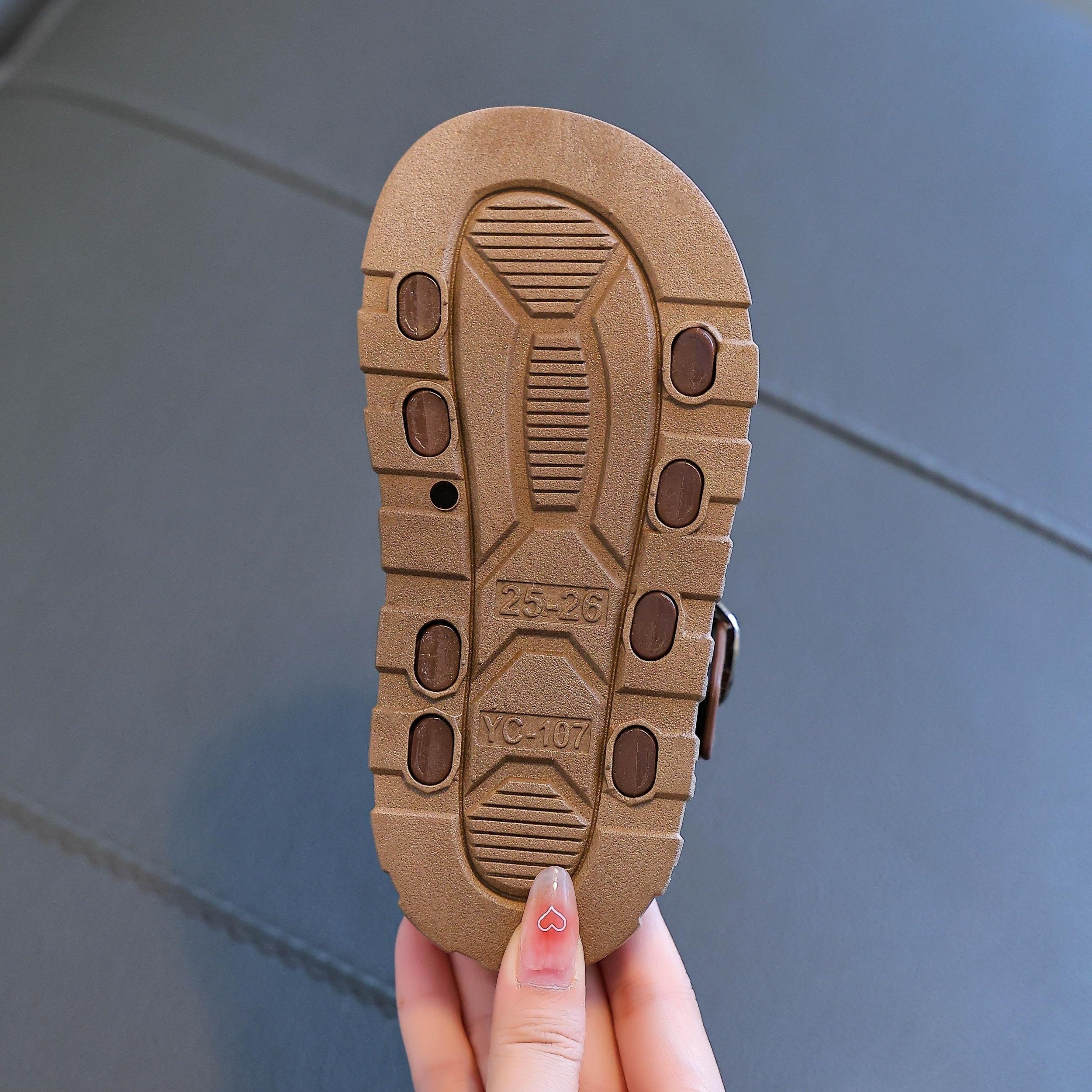 Yangi yozgi kelish: Yumshoq taglikka ega, nafas oladigan PVC yuqori qismi, o'g'il va qizlar uchun dumaloq barmoq dizayni bilan zamonaviy bir rangli bolalar sandallari. Tasodifiy va ochiq havoda faoliyatlar uchun ideal. Trendy va