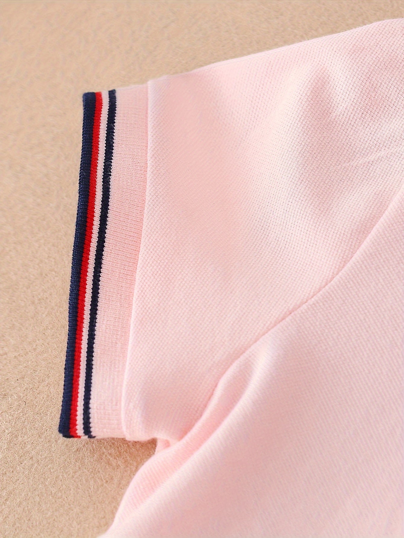 Preppy uslubidagi qizlar uchun paxta ko'ylak, harf tikuvlari bilan, yozgi sport va ochiq havoda faoliyatlar uchun mukammal.