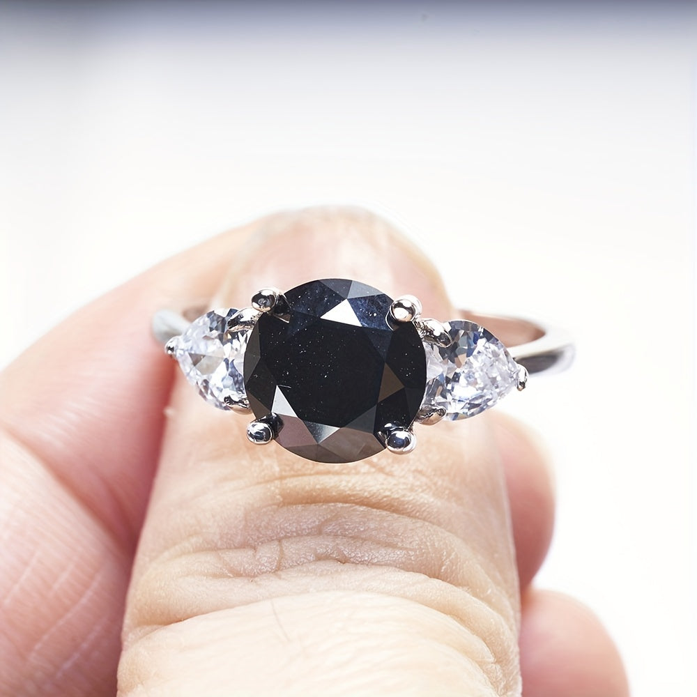 Zamonaviy va hashamatli, ushbu 925 sterling kumush to'y uzugi to'rt tishli dizaynga ega bo'lib, rang-barang moissanite inlaylari bilan bezatilgan. To'ylar va bayramlar uchun mukammal, ushbu modali aksessuar sevimli insoningiz uchun ajoyib sovg'a bo'ladi.