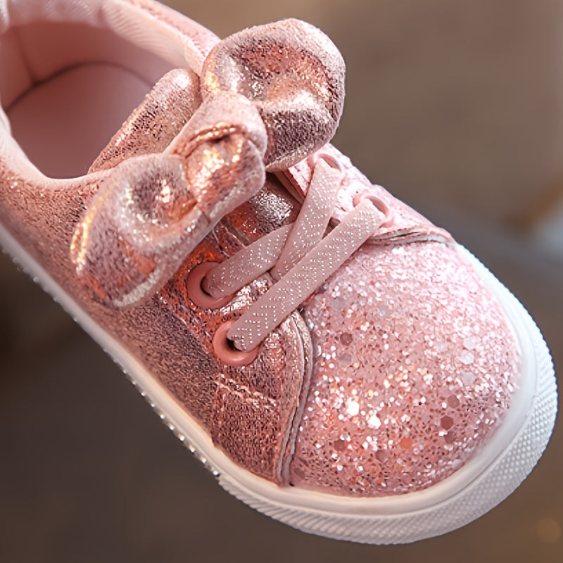 Qizlar uchun yumshoq taglikli, kamon detali, bir rangli, mato yuqori va ichki, kauchuk taglik va mato ichki taglikka ega bo'lgan tasodifiy slip-on sport poyabzallari. Qizlar, bolalar va kichik bolalar uchun mos keladi.