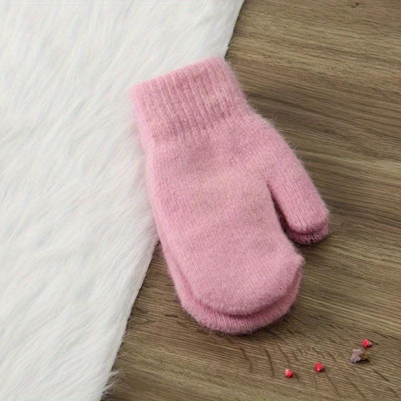 Iliq va yumshoq to'qilgan qo'lqoplar oddiy bir rangli dizaynga ega, kuz va qish uchun nafis va ko'p maqsadli. Ushbu qo'lqoplar qo'shimcha issiqlik va sovuqdan himoya qilish uchun yumshoq velur bilan astarlangan, erkaklar va ayollar uchun mos keladi.