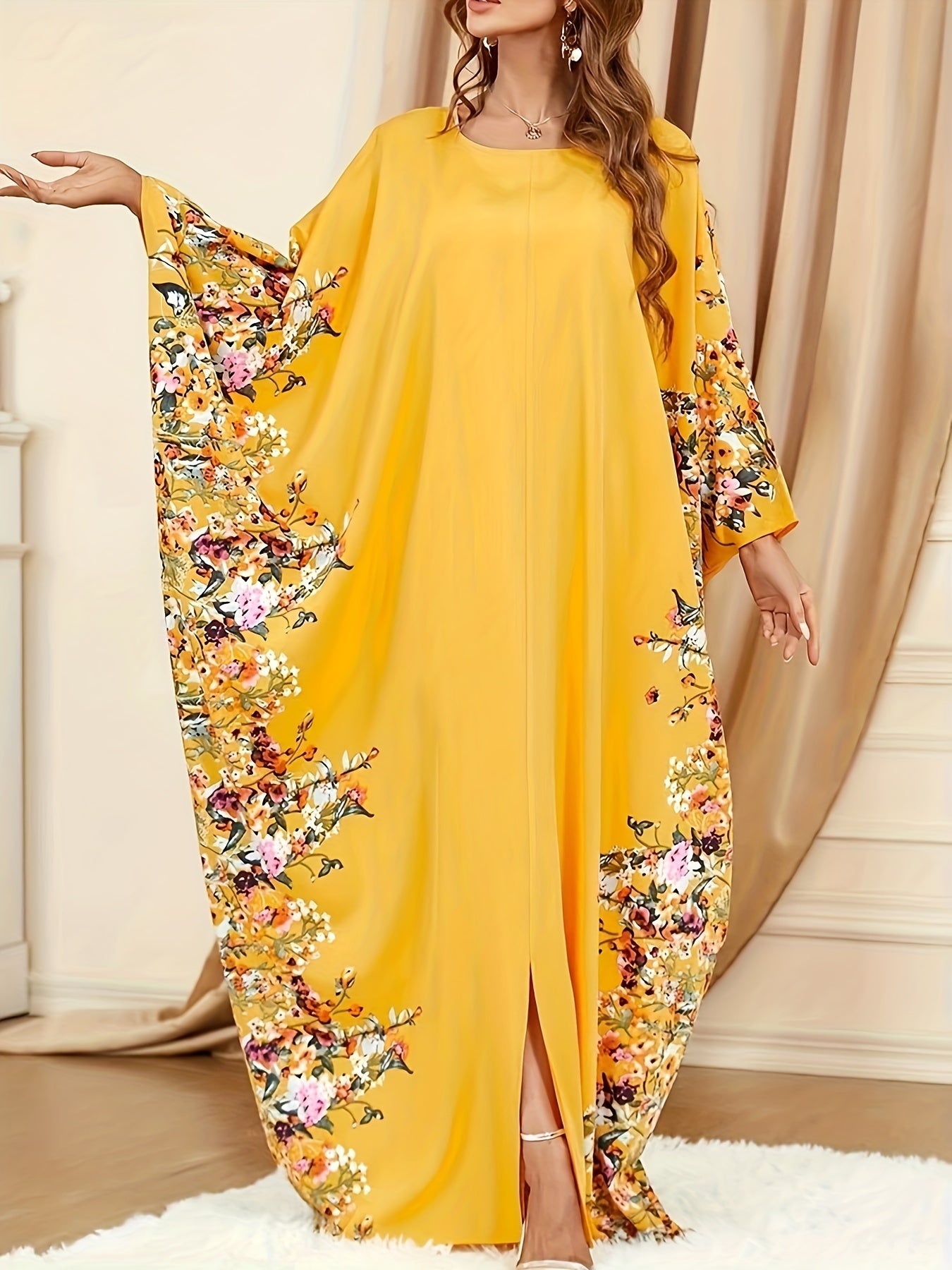 Gul naqshli maksi ko'ylak, qanotli yenglar bilan, ayollar aboyasi