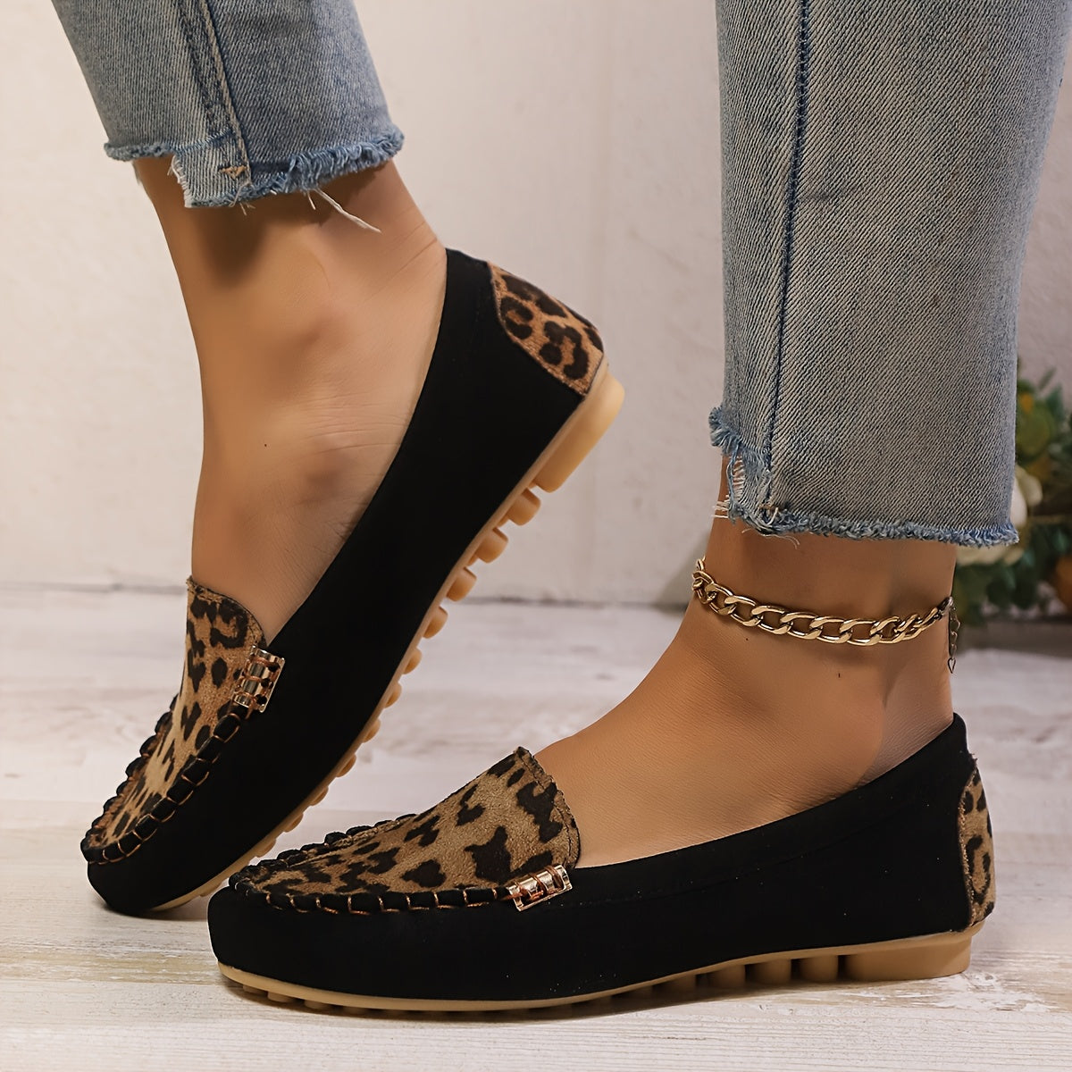 Leopard naqshli patchwork loaferlar, metall zanjir tafsiloti bilan, qulay barcha mavsumda kiyiladigan poyabzal