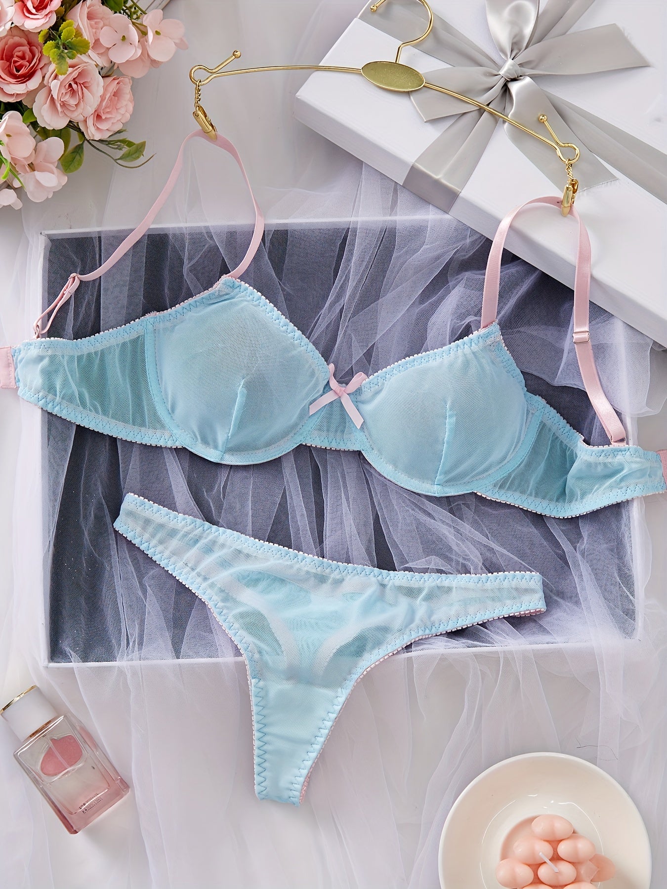 Yengil yelka tasmalari bilan ichki kiyim to'plami, brassiyer va ichki kiyimni o'z ichiga oladi, ayollarning sexy kiyimlari uchun.