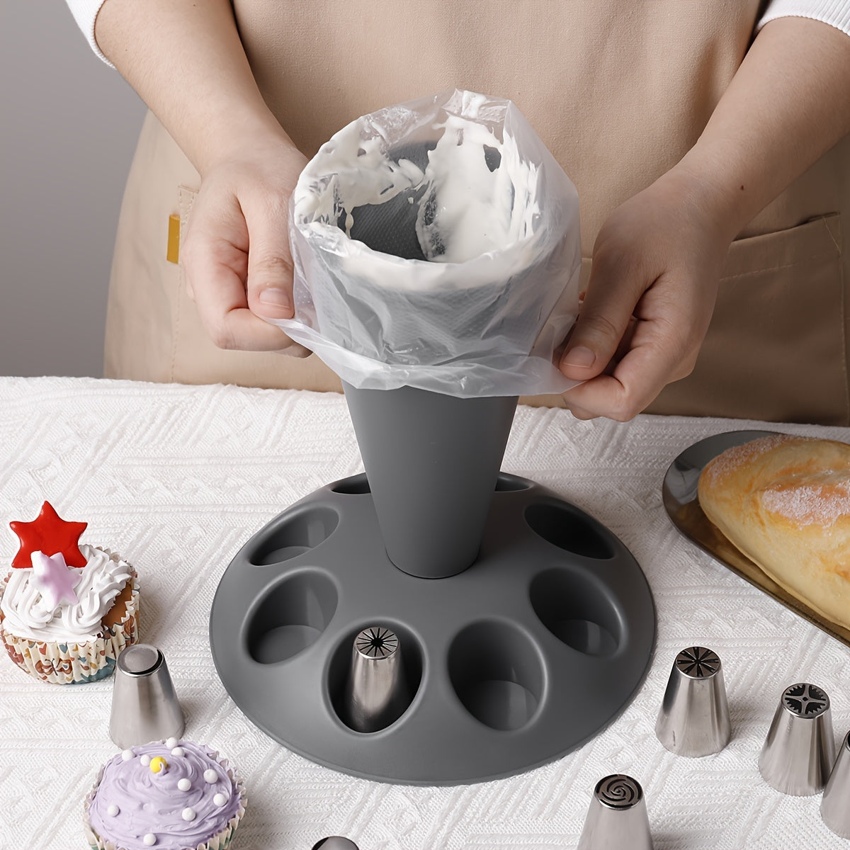 4 bo'limli bardoshli plastmassa tort bezash asbobi tutqichisi - Pishirish ixlosmandlari uchun oziq-ovqatga xavfsiz piping sumkasi va nozel tashkilotchisi | Oshxona asboblarini saqlash uchun chiroyli va amaliy dizayn | Asosiy pishirish aksessuarlari