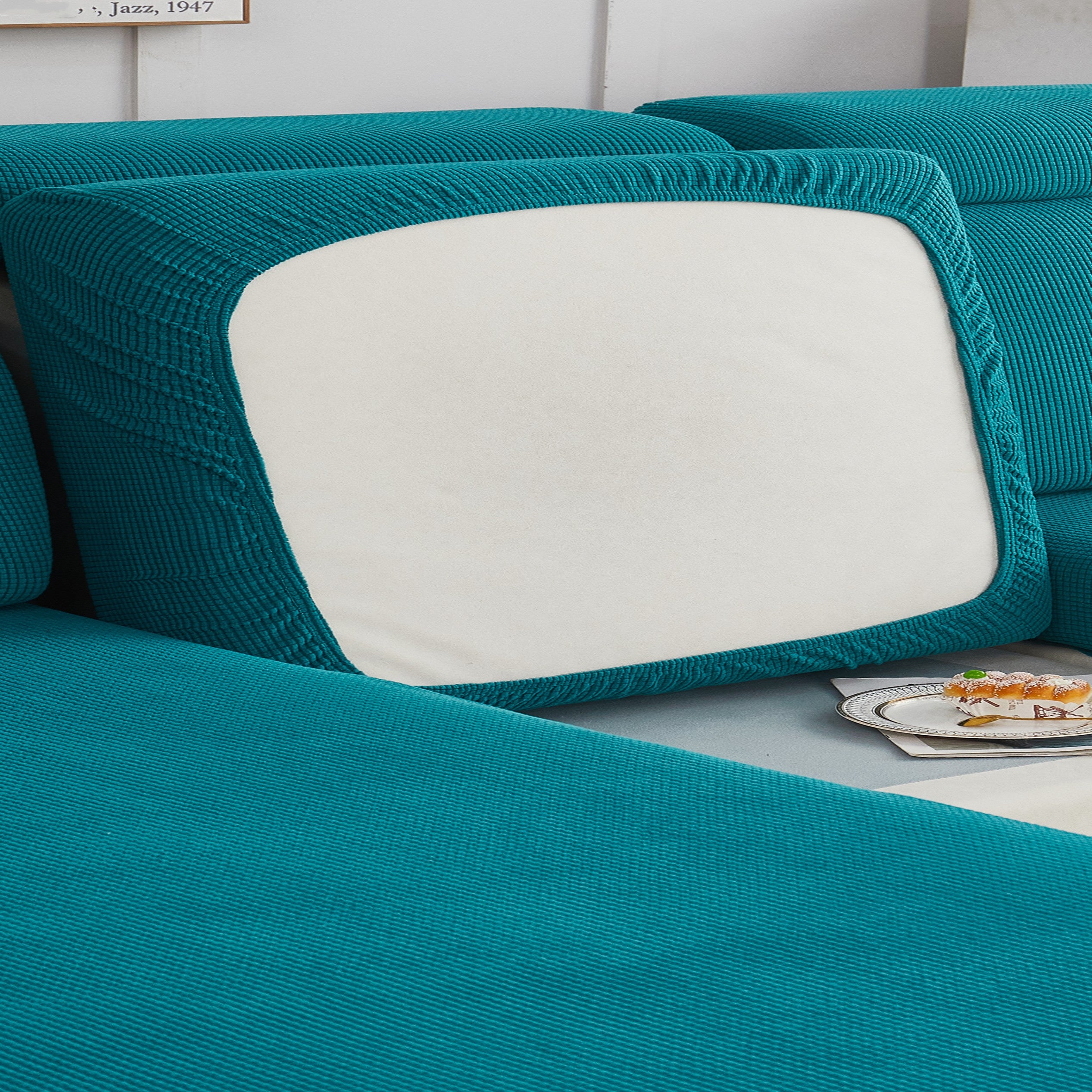 Надежный чехол для дивана защищает мебель от пролитий и пятен.