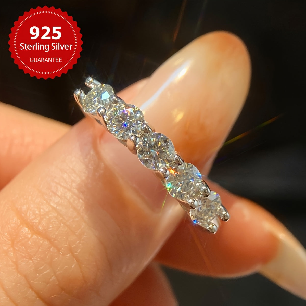 7 dona 0.3 karat Moissanite toshlari S925 sof kumushga o'rnatilgan ajoyib to'y uzugi. Ushbu gippoallergen uzuk va'da uzugi yoki abadiy uzuk sifatida mukammal, yubileylar va 14-fevral uchun ideal. Bu ayollar uchun hashamatli sovg'a qiladi, uning