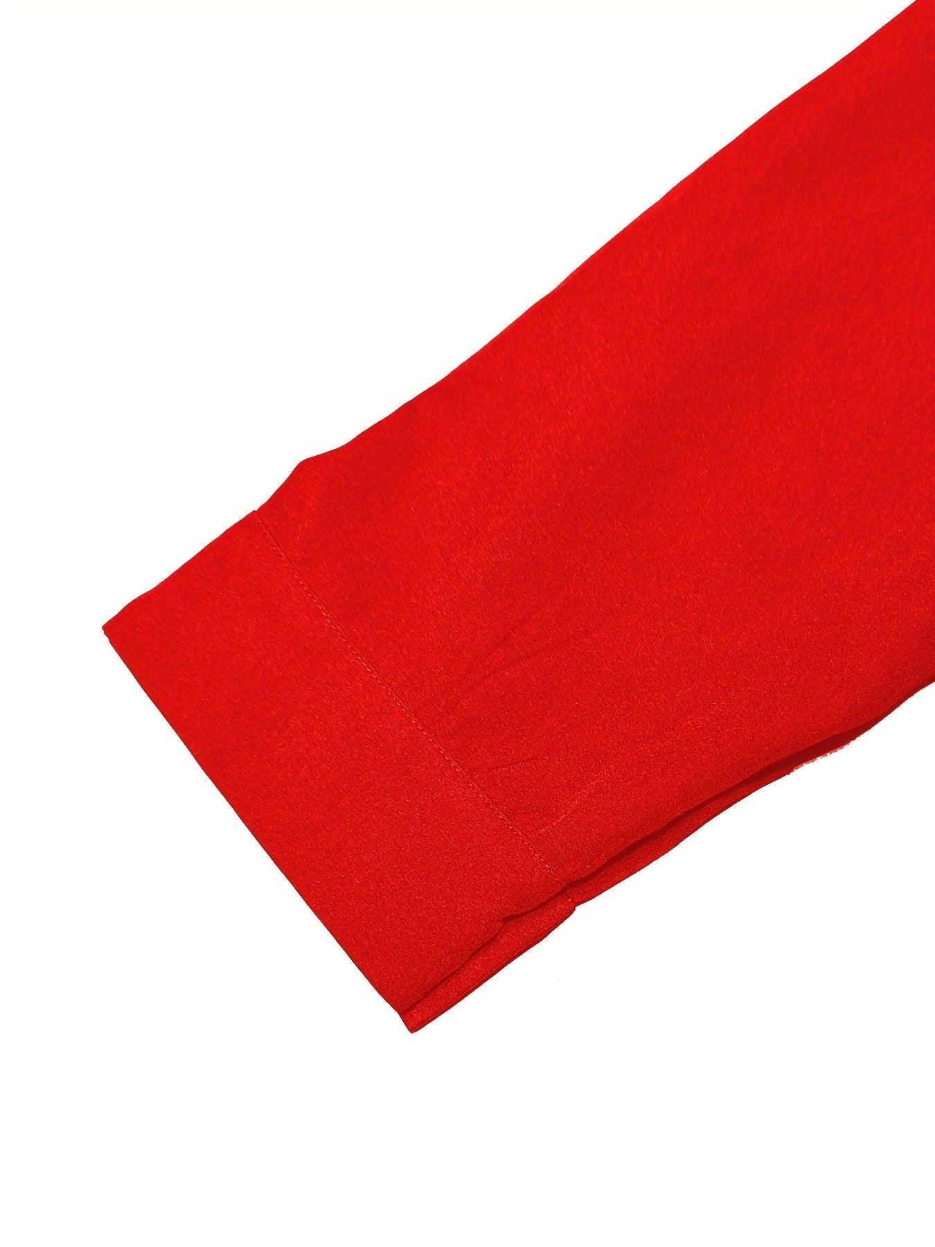 Ayollar uchun tugmachali old qismi bilan bir rangda, zamonaviy uzun plus o'lchamdagi ko'ylak.