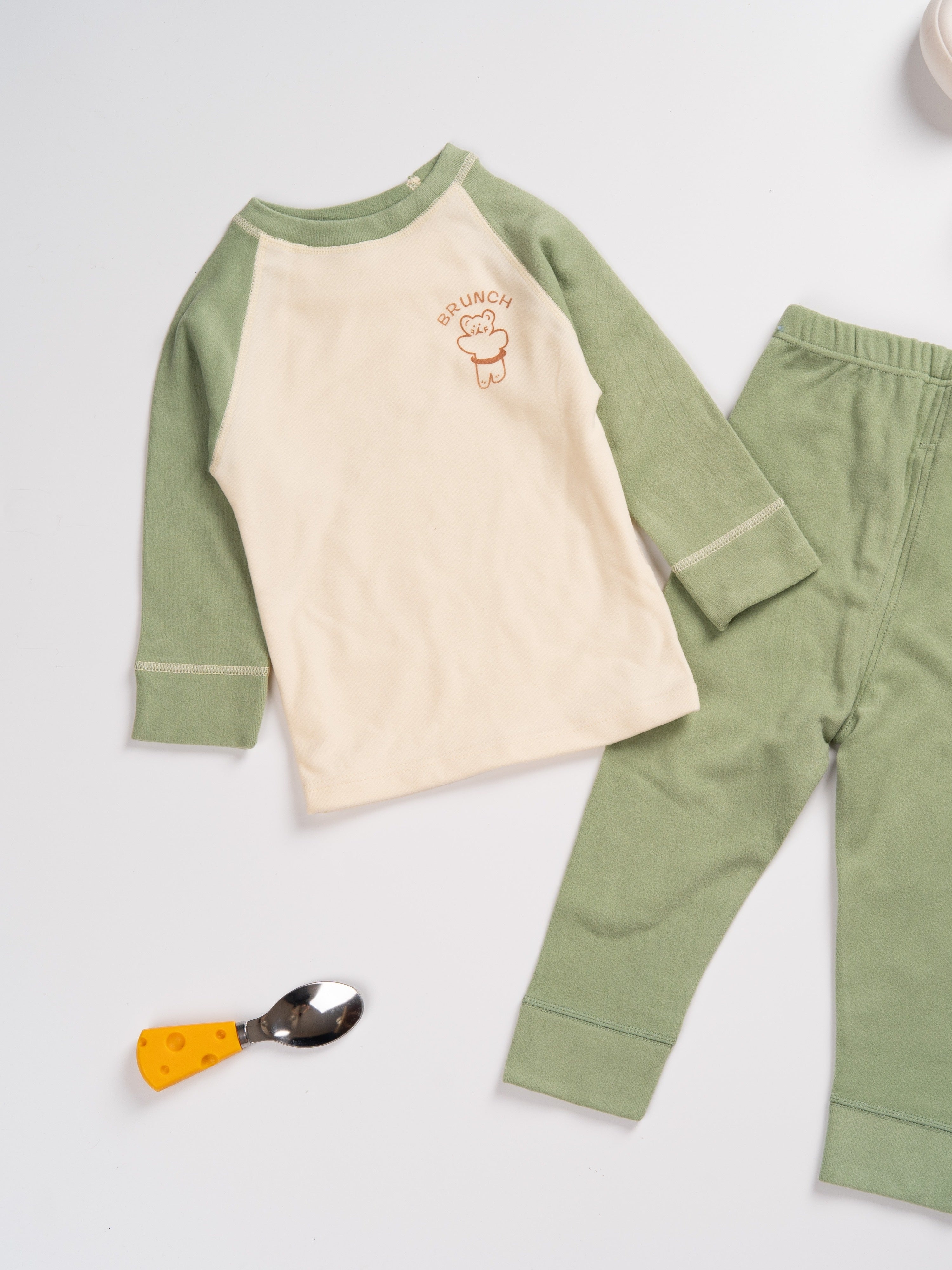 Qizlar va o'g'il bolalar uchun mo'ljallangan, uzun yengli ko'ylak va shimlardan iborat, iliq polyester aralashmasidan tayyorlangan, kuz/qish mavsumi uchun ideal bo'lgan qulay bolalar multfilmlaridagi hayvonlar printli kiyim to'plami.