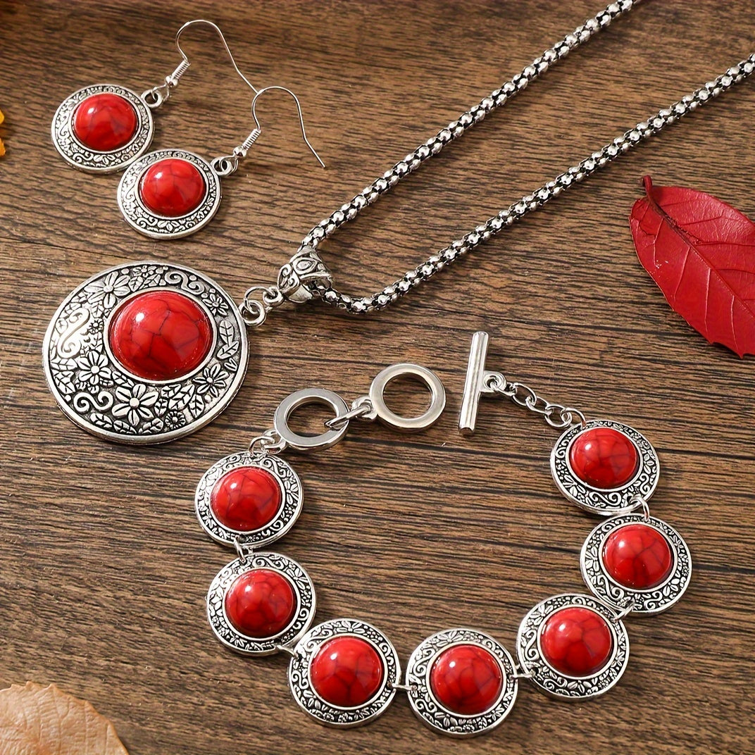 Винтажный комплект украшений, включающий пару серег, браслет и ожерелье, все серебряные с инкрустированными драгоценными камнями и ретро-резьбой на поверхности. Эти изделия идеально подходят для сочетания с повседневной одеждой.